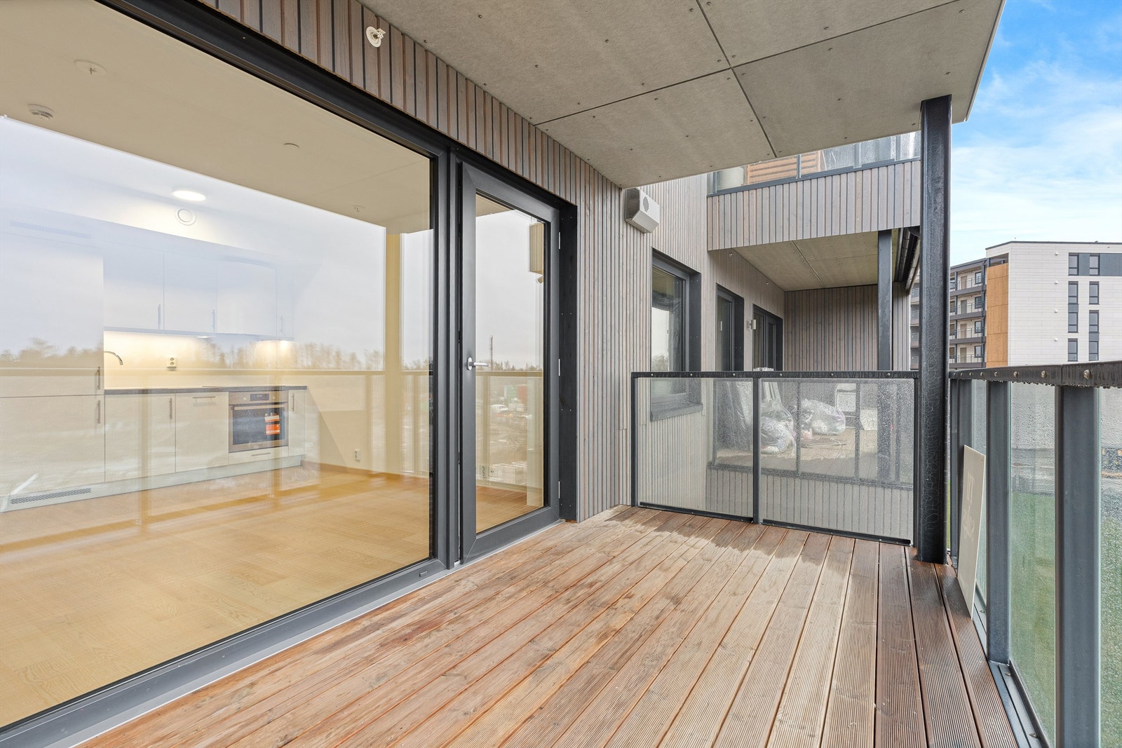 Fra stuen er det utgang til en romslig, vestvendt balkong på 9 m². (Foto v/Digit Media) Galleribilde