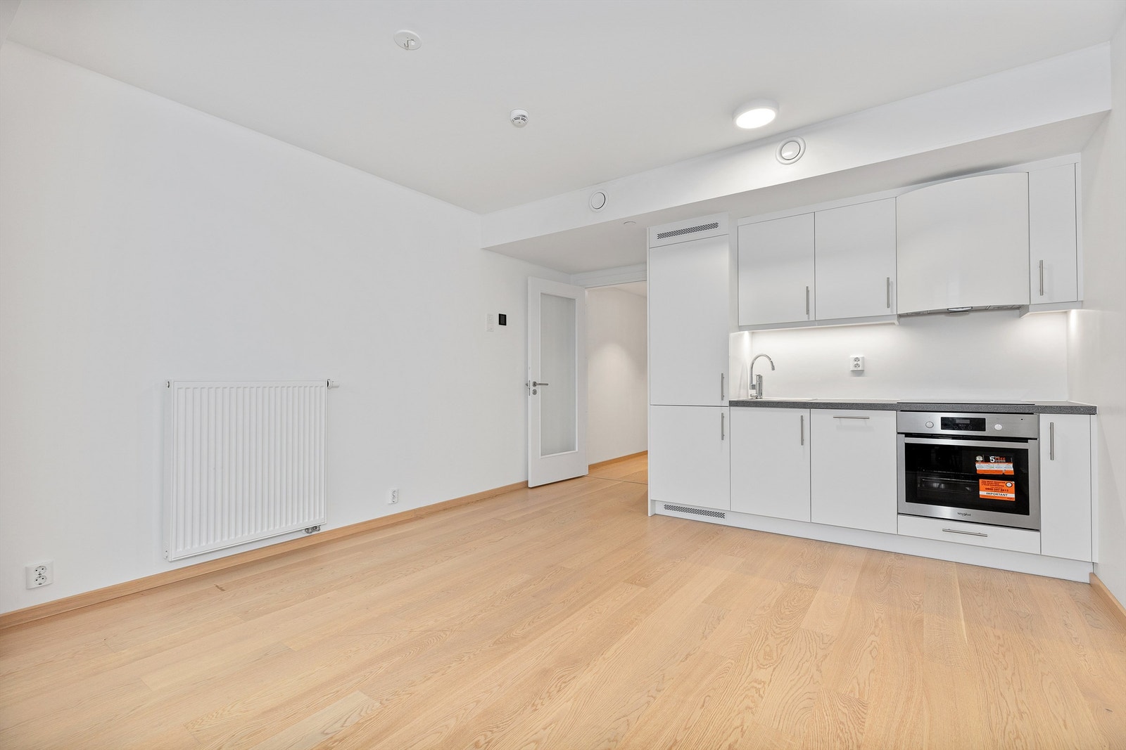 Oppvarming skjer via radiatorer tilkoblet felles varmesentral for bygget. Galleribilde