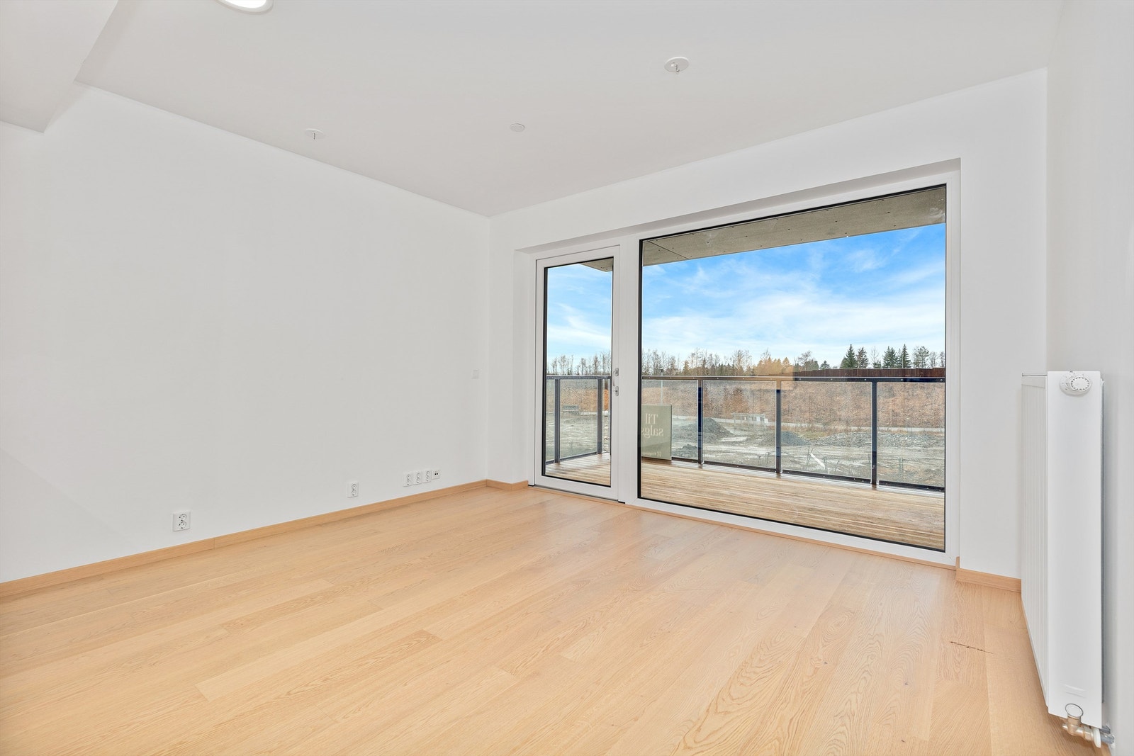 Store glassflater i stuen gir rikelig med dagslys og direkte tilgang til uteplassen. Galleribilde