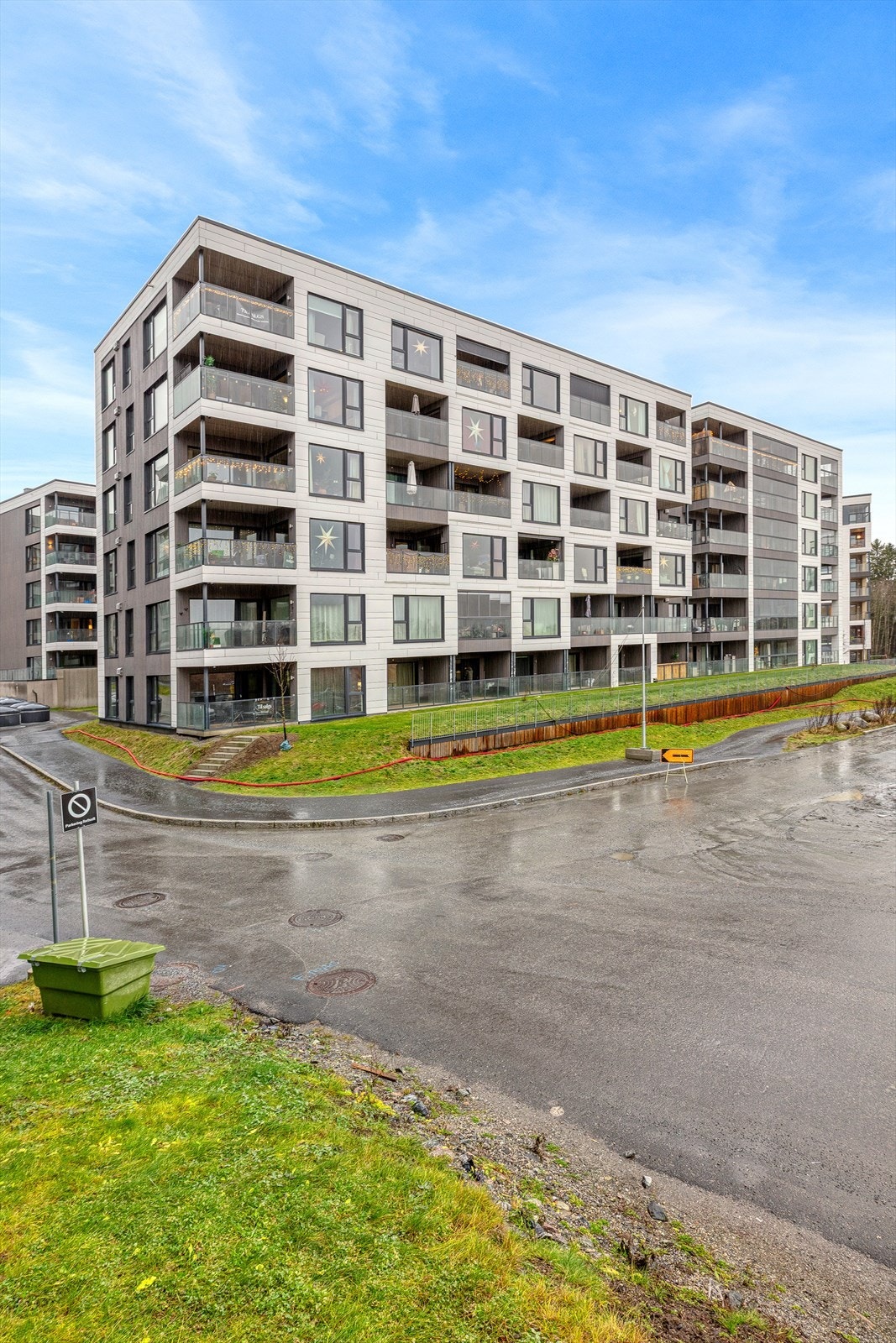 Bygget er fra 2022 og har en moderne fasade Galleribilde