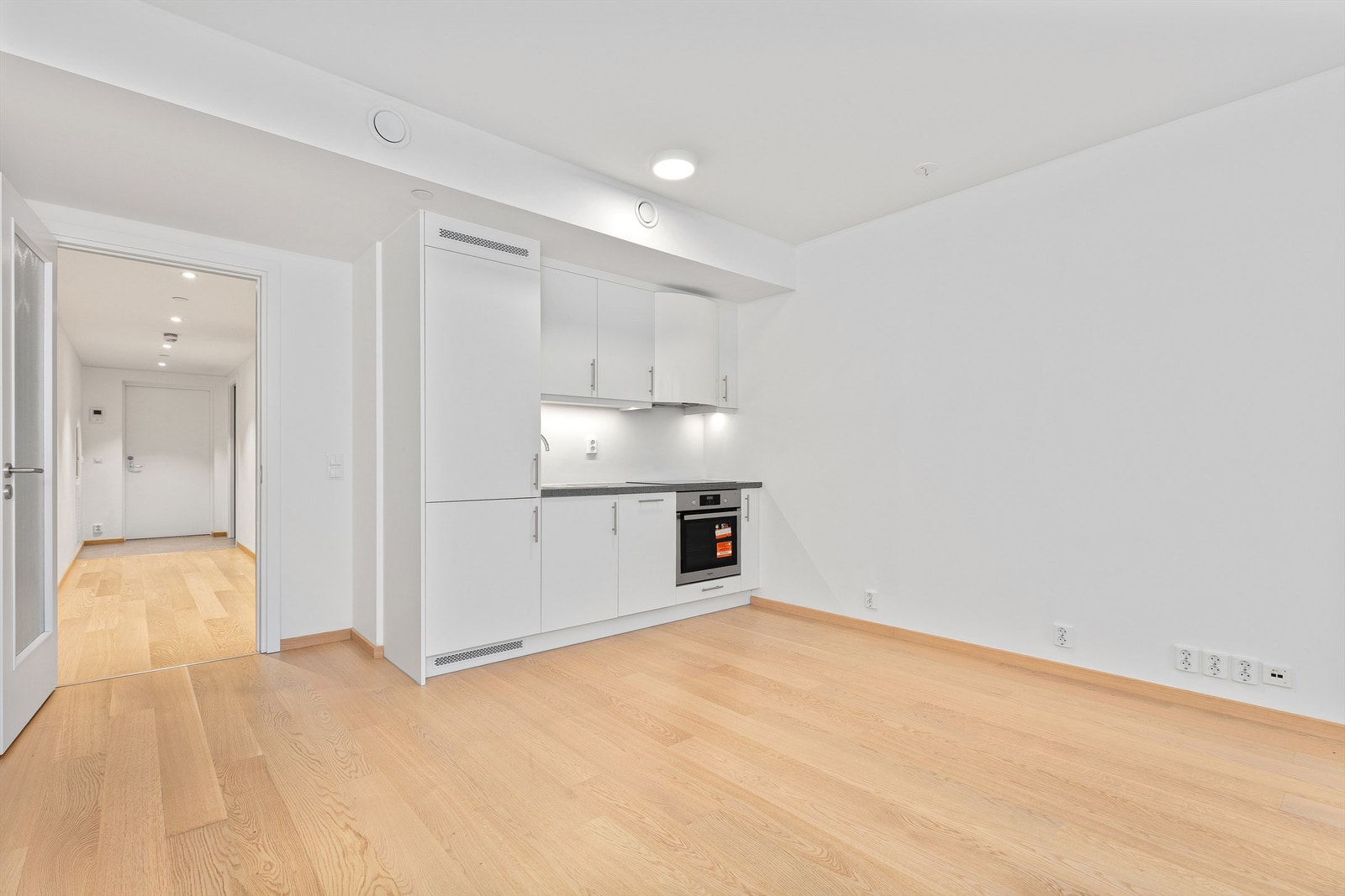 Den åpne løsningen gir en lys og luftig atmosfære i leilighetens sosiale sone. Galleribilde