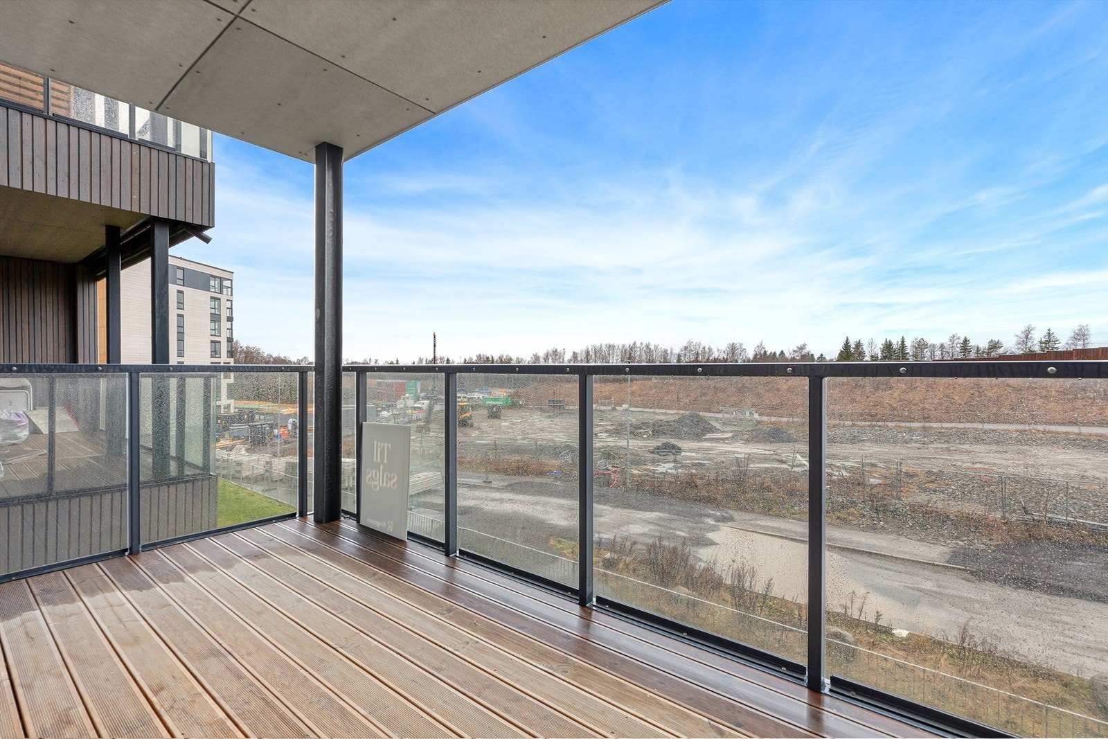 Balkongen har god plass til en sittegruppe og har gode lysforhold på ettermiddagen. Galleribilde