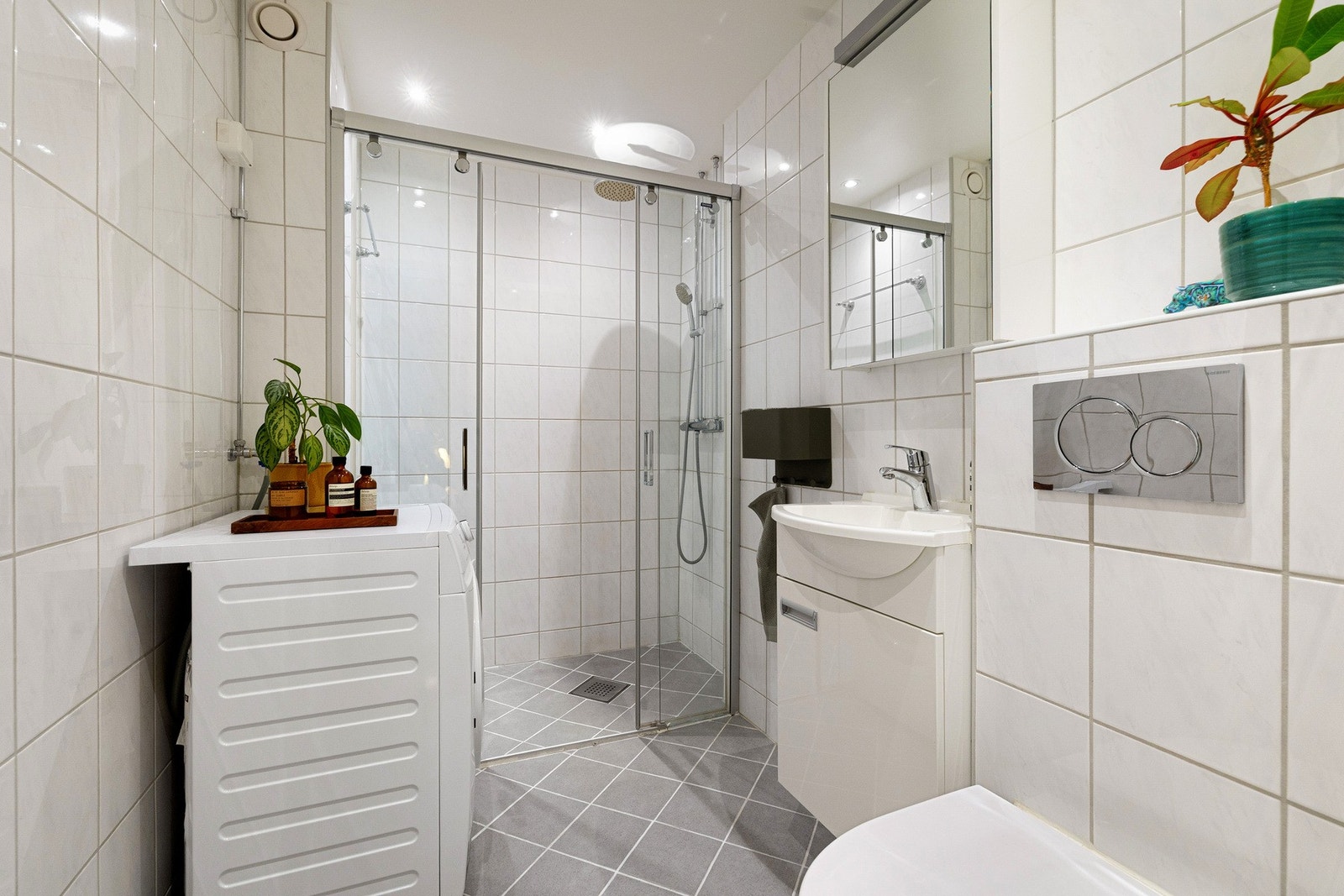 Romslig baderom rehabilitert i 2013, i borettslagets regi. Galleribilde