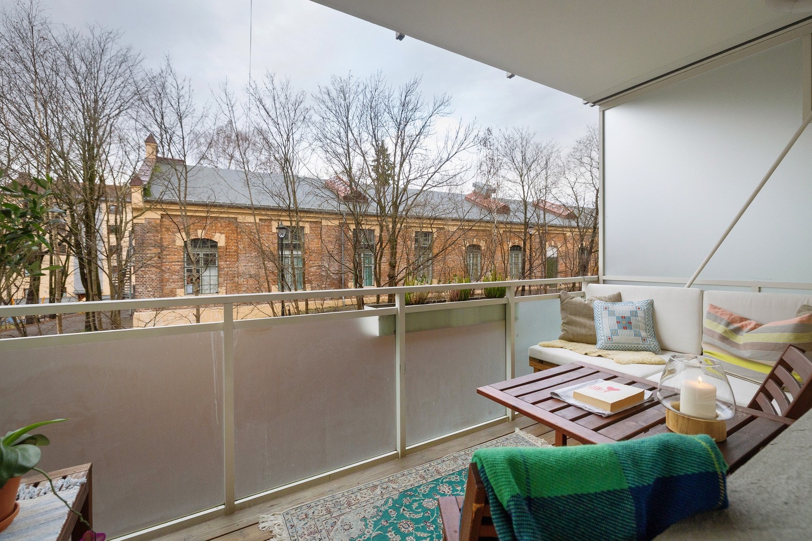 Fint utsyn mot ærverdige Trikkestallen på Torshov, samt grønne omgivelser. Galleribilde