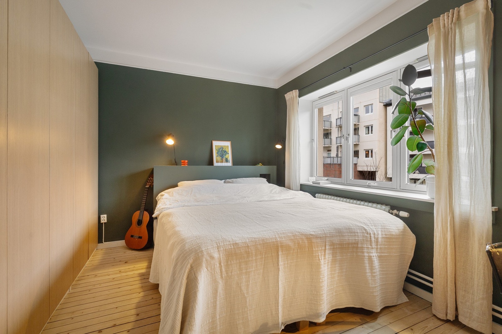 Langsiden av rommet er utnyttet med høy garderobe. Galleribilde