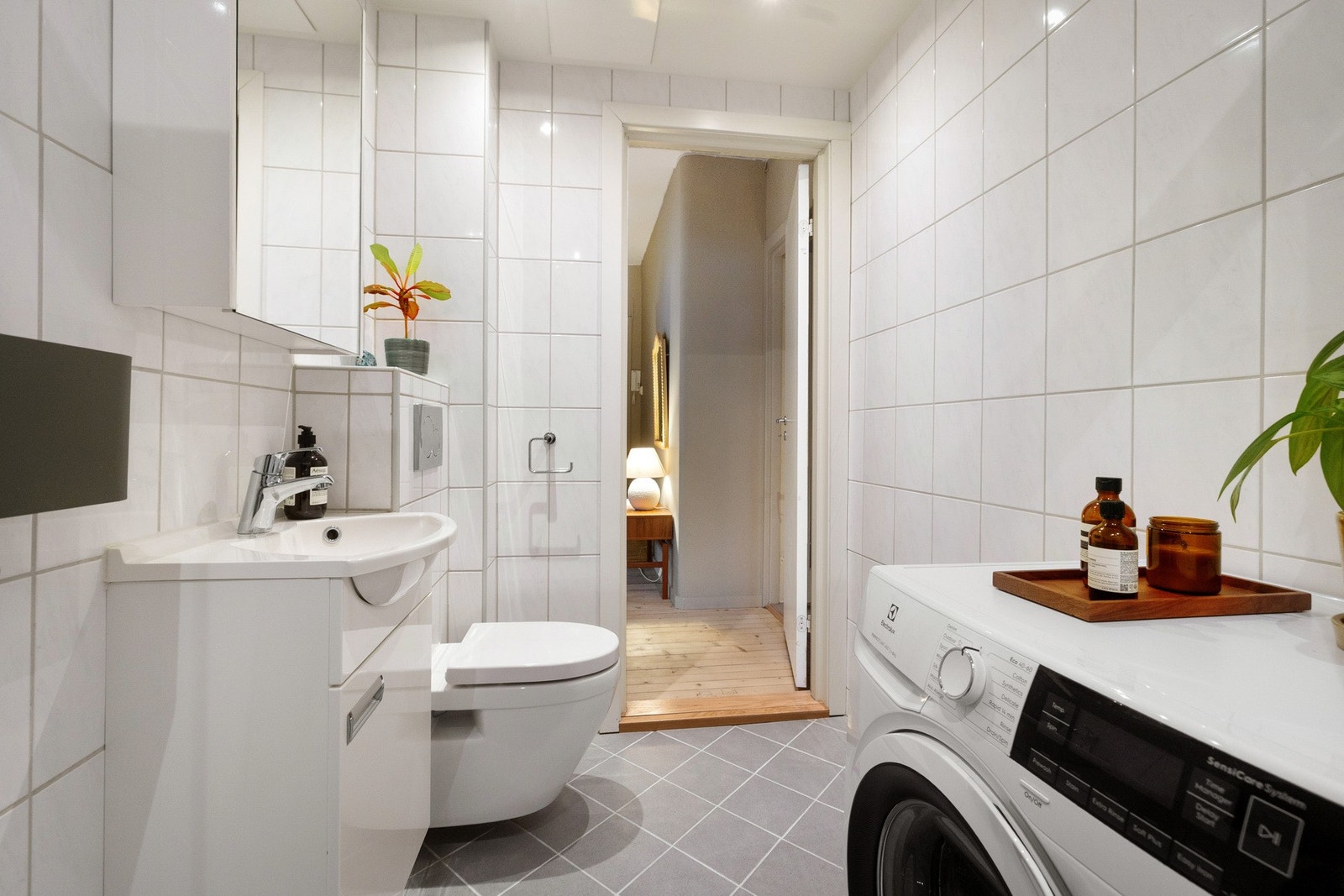 Det er fellesvaskeri og tørkerom i kjeller. Bruk koster ikke ekstra, da det dekkes via felleskostnadene. Galleribilde