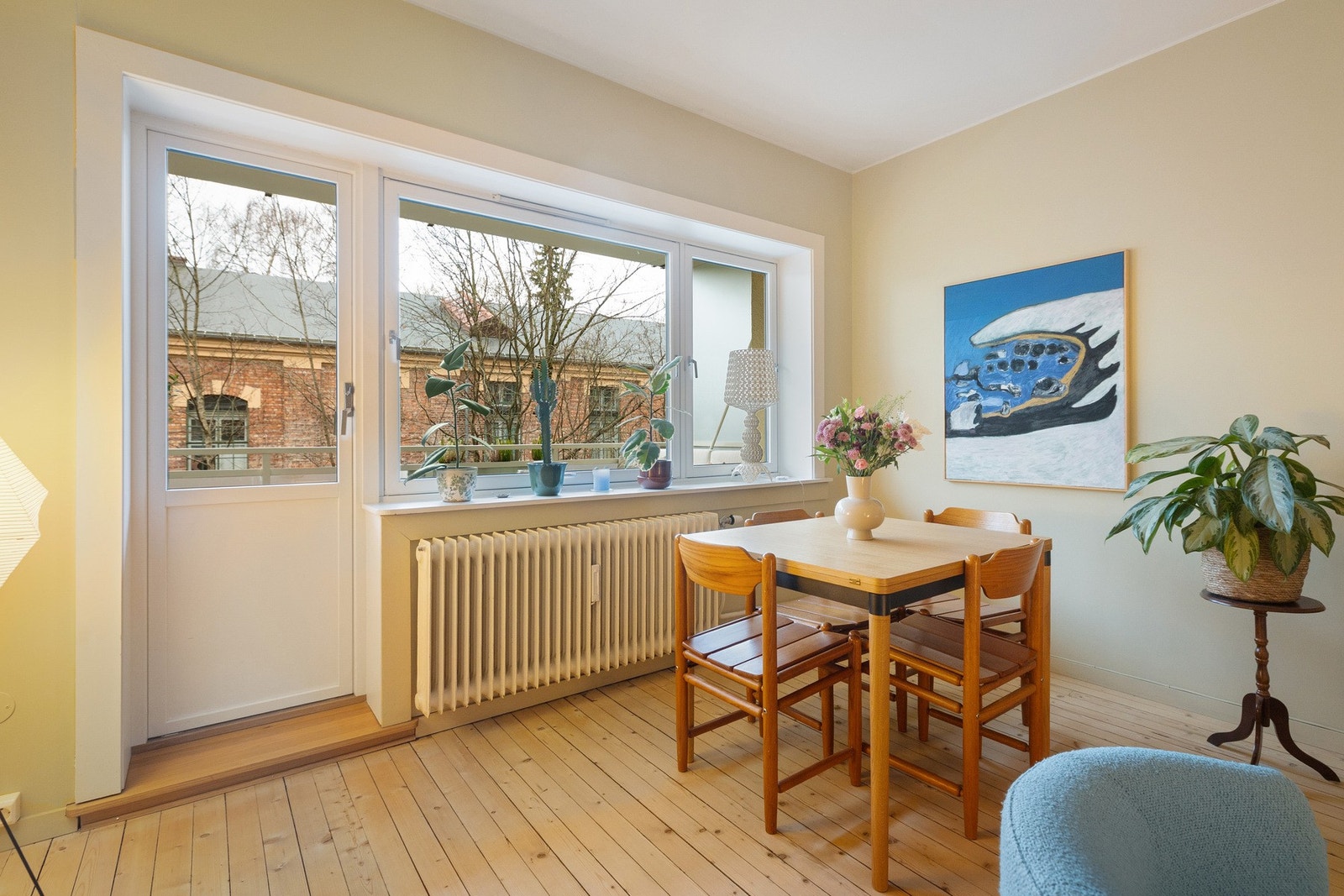 Hjemmet har slipte, såpebehandlede originale tregulv i stue, entré og soverom. Lunt å gå på, og ikke minst sjarmerende. Galleribilde