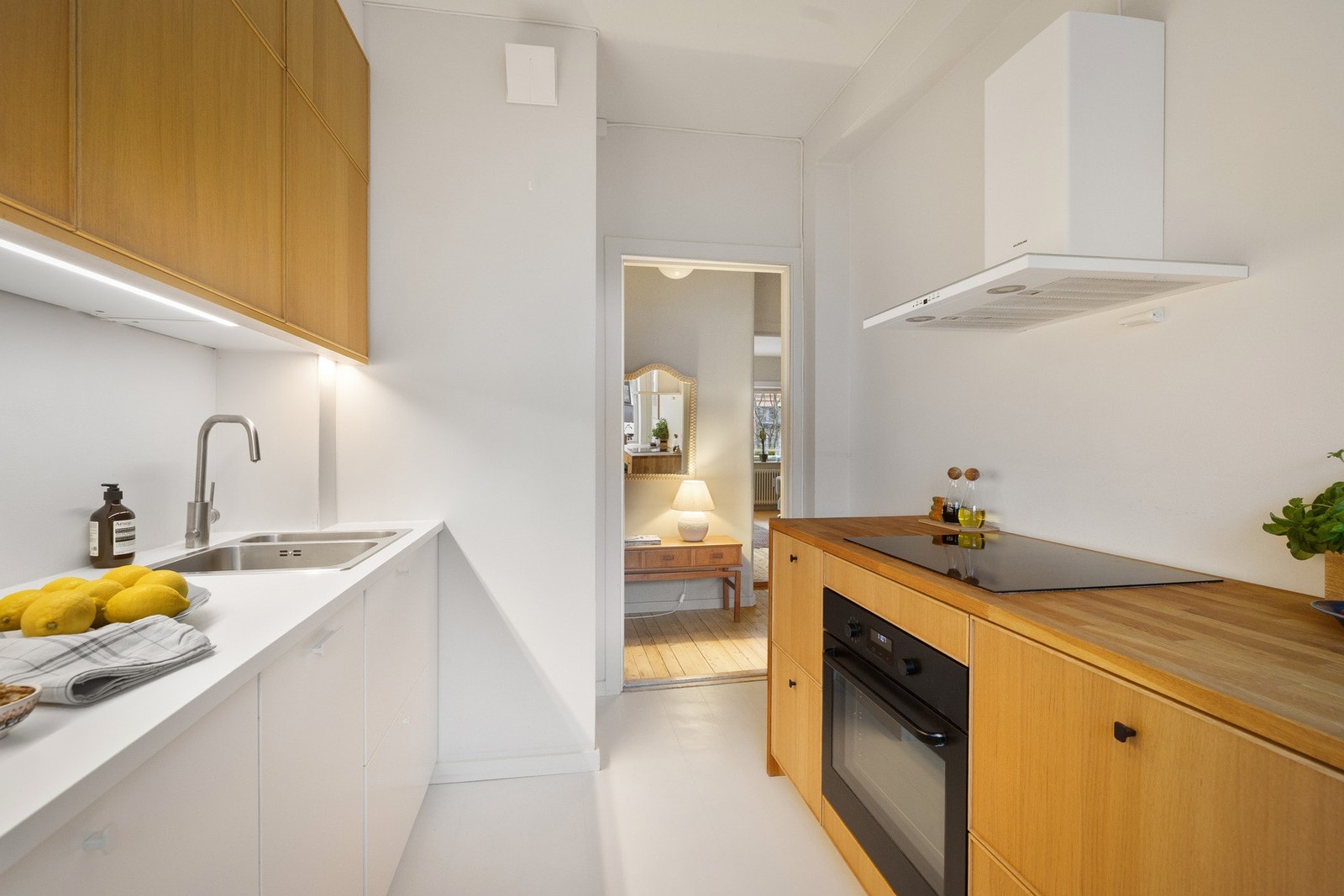 Hvitevarene er integrert i innredning og følger ved salg: Kjøleskap med fryser, stekeovn, og oppvaskmaskin. Galleribilde