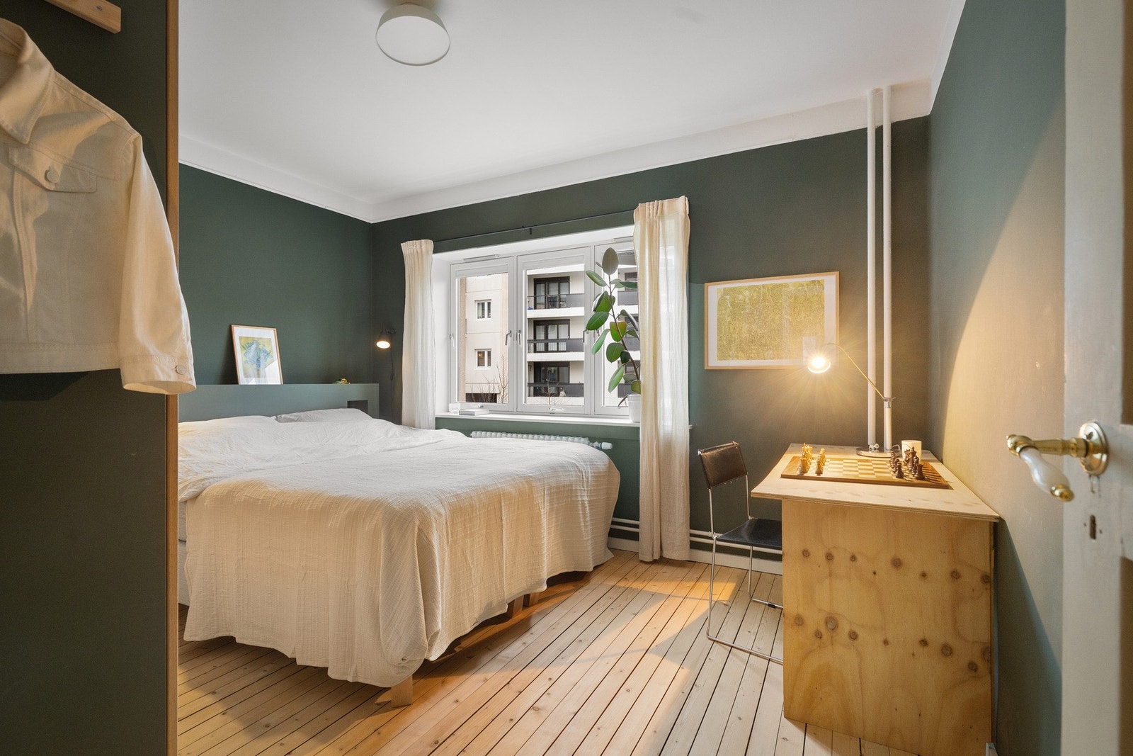 Soverommet er stort og luftig, og har rikelig med garderobeplass. Galleribilde