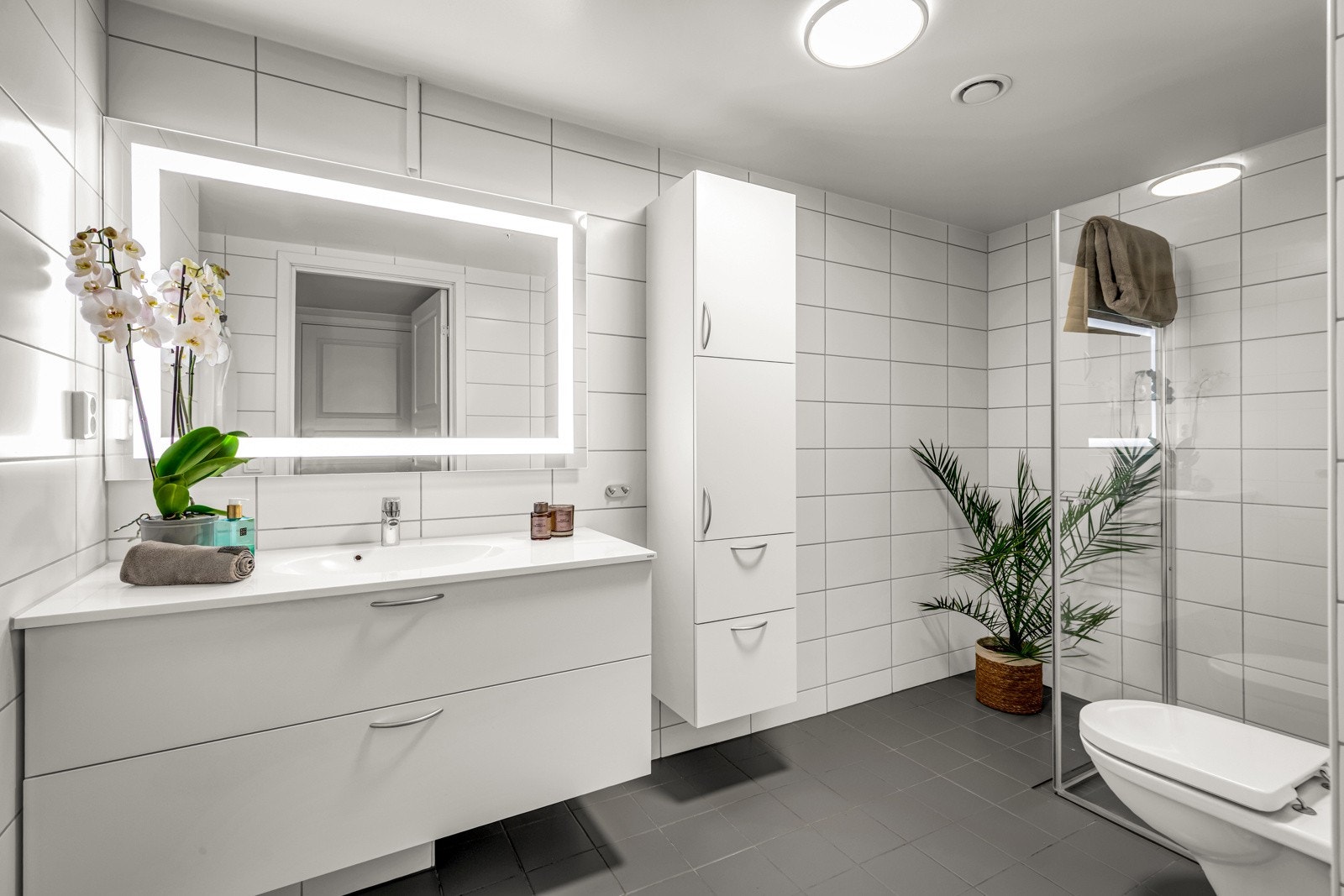 Delikat flislagt bad med varme i gulvet. Galleribilde