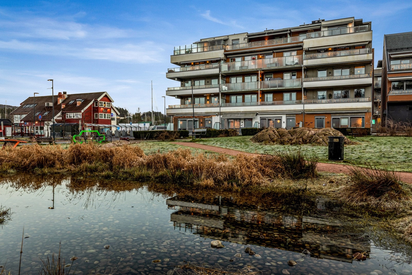 Leiligheten ligger midt i Sætre sentrum! Mer sentralt kommer du ikke. Galleribilde