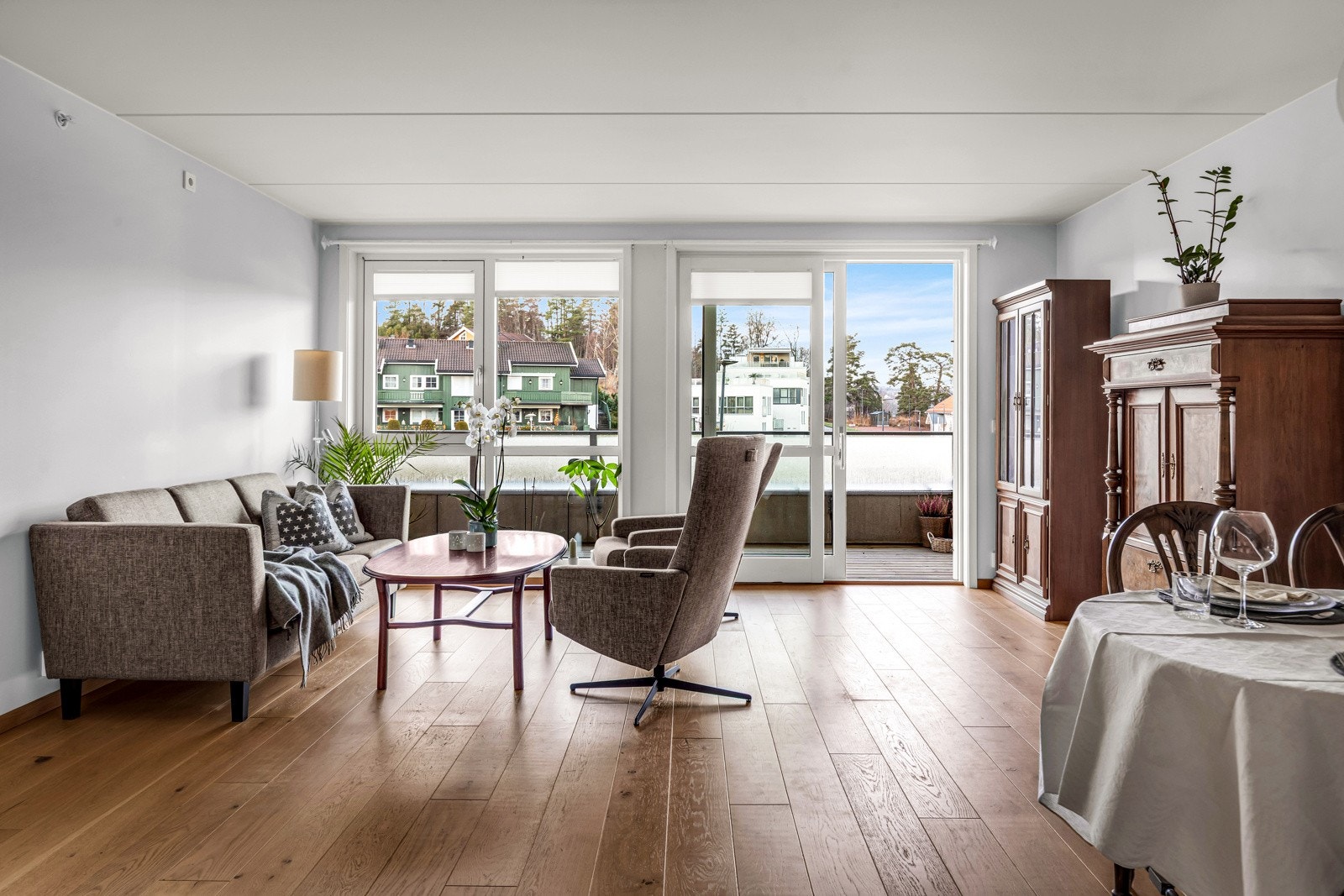 Fra stuen er det videre utgang til balkong. Galleribilde