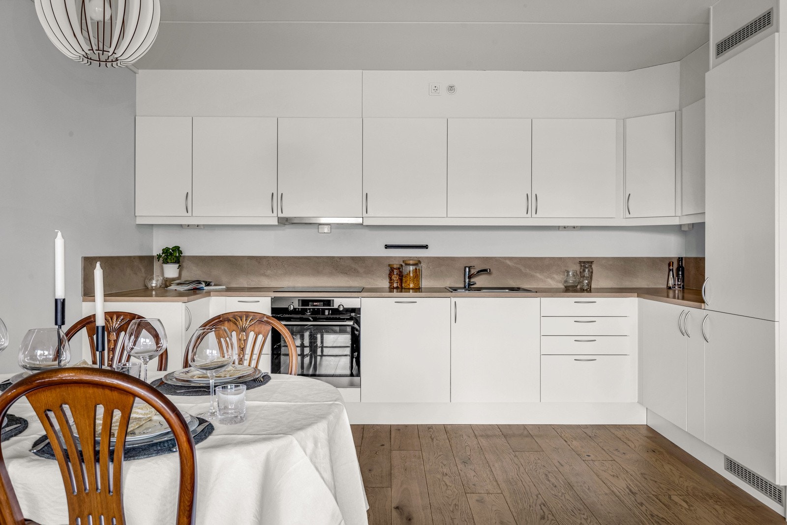 Kjøkkenet fremstår lyst og fint, og har godt med skap- og benkeplass. Galleribilde