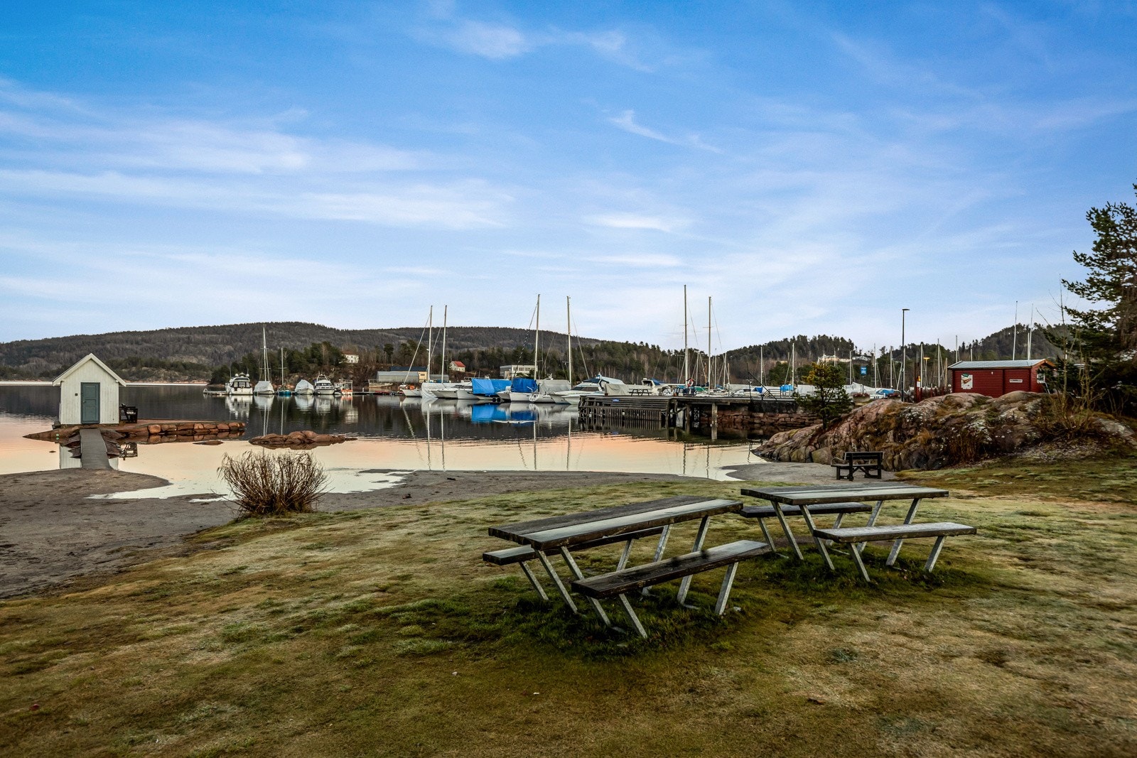 Tøffelavstand ned til stranden og marinaen. Galleribilde