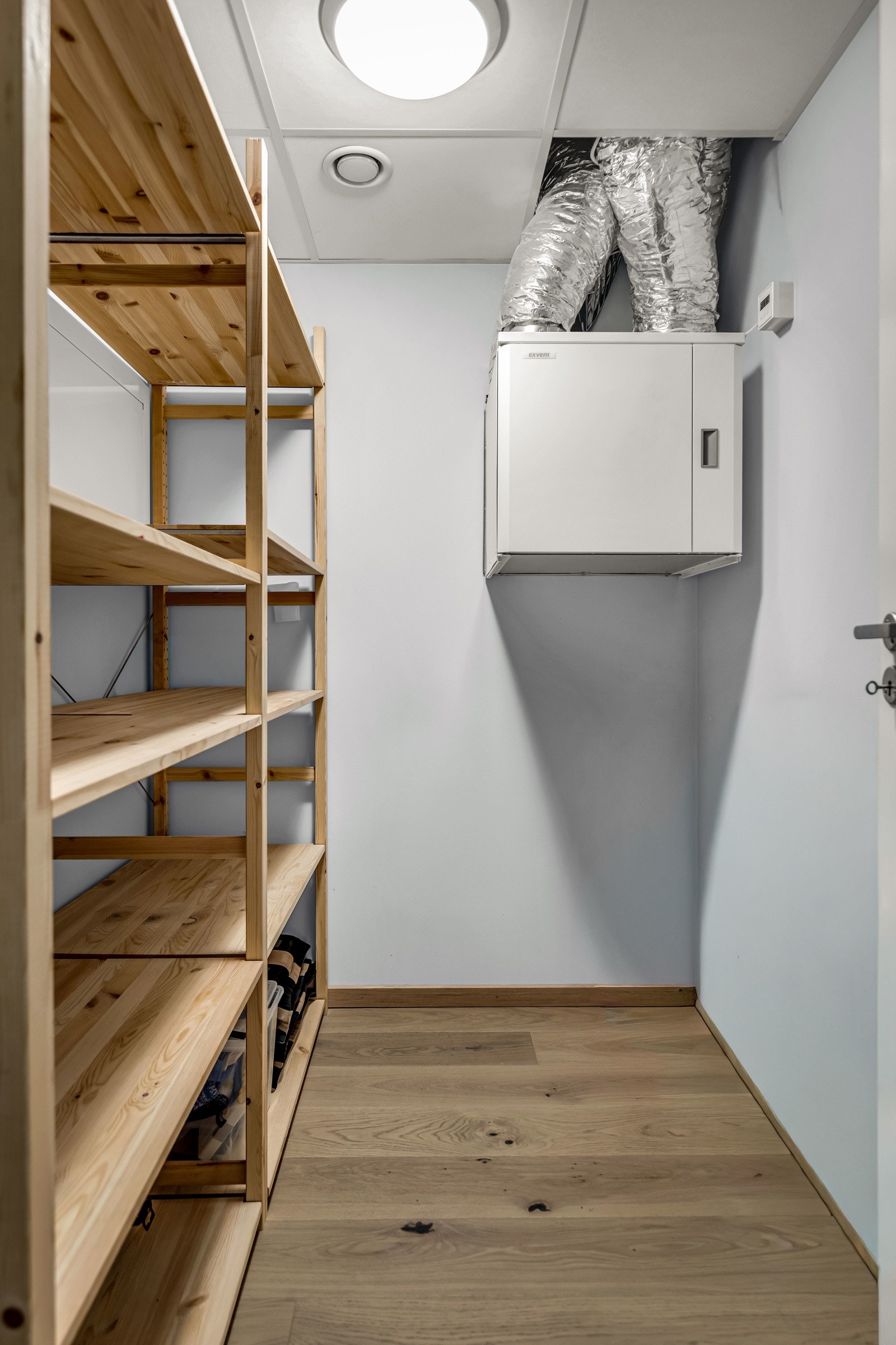 Leiligheten har en innvendig bod med hyller, i tillegg til bod i tilknytning til garasjeanlegget. Galleribilde