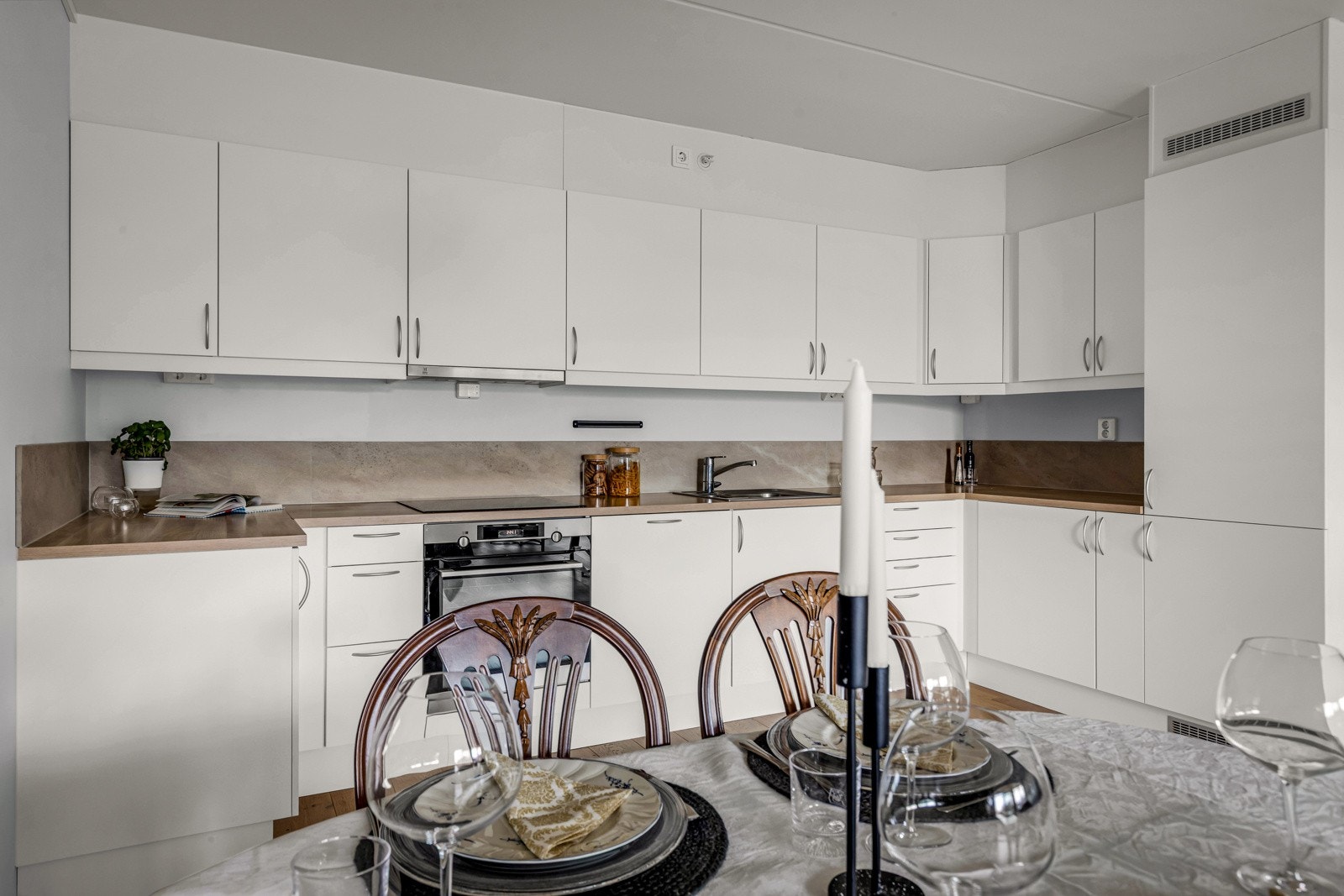 Integrerte hvitevarer som stekeovn, platetopp, oppvaskmaskin og kjøleskap med fryser medfølger. Galleribilde