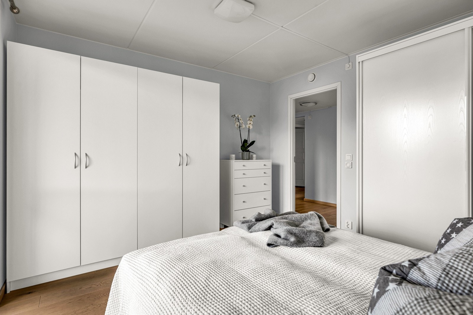 Her er det god plass til oppbevaring av klær i garderobeskap (medfølger). Galleribilde