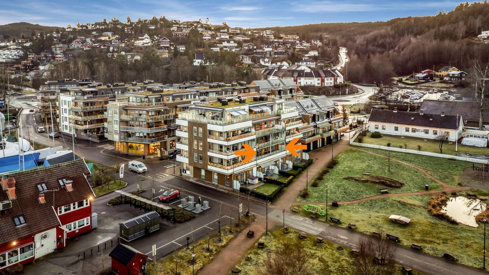 Attraktiv beliggenhet midt i sentrum! Leiligheten ligger i byggets 2.etasje og har en romslig balkong på 22 kvm. Galleribilde