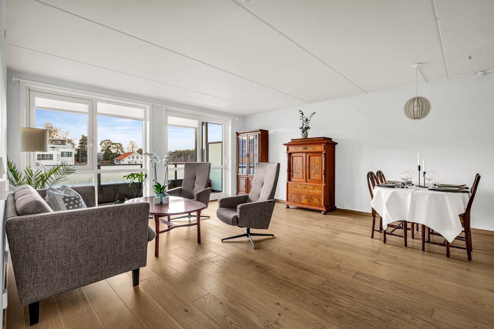 Det er montert innvendig solskjerming på alle vinduene. Galleribilde