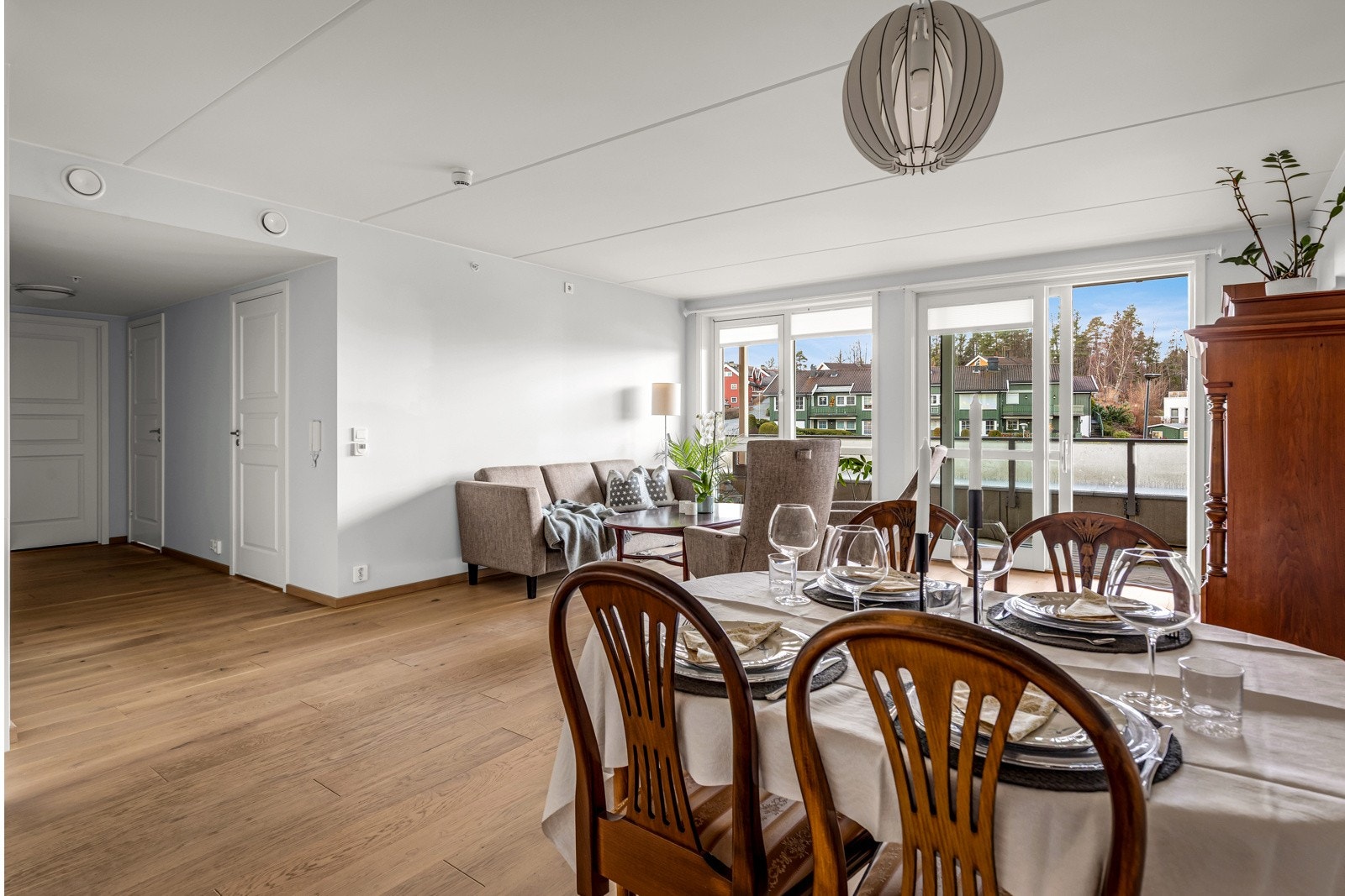 Leiligheten har en lys og luftig stue som får godt med innslipp av naturlig lys fra de store vindusflatene. Galleribilde