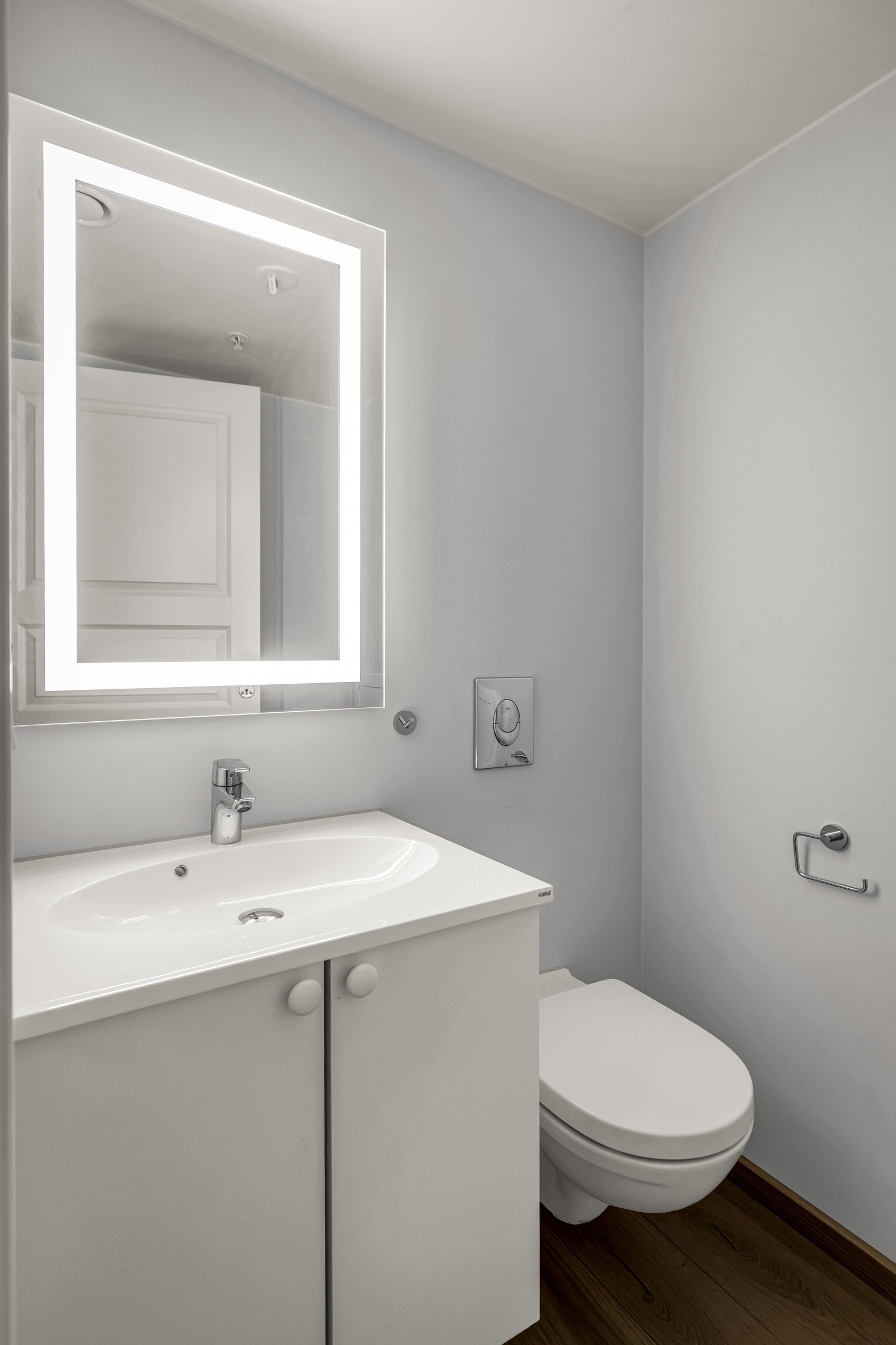 Toalettrom i tilknytning til entré/gang. Galleribilde