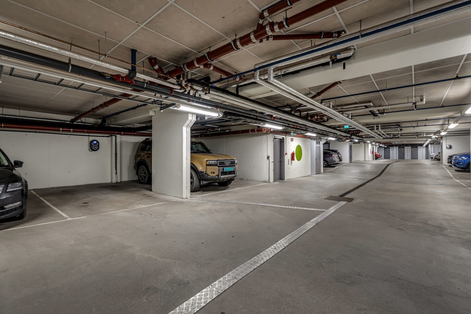 Leiligheten disponerer 1 garasjeplass med elbillader (merket med nr. 14). Galleribilde