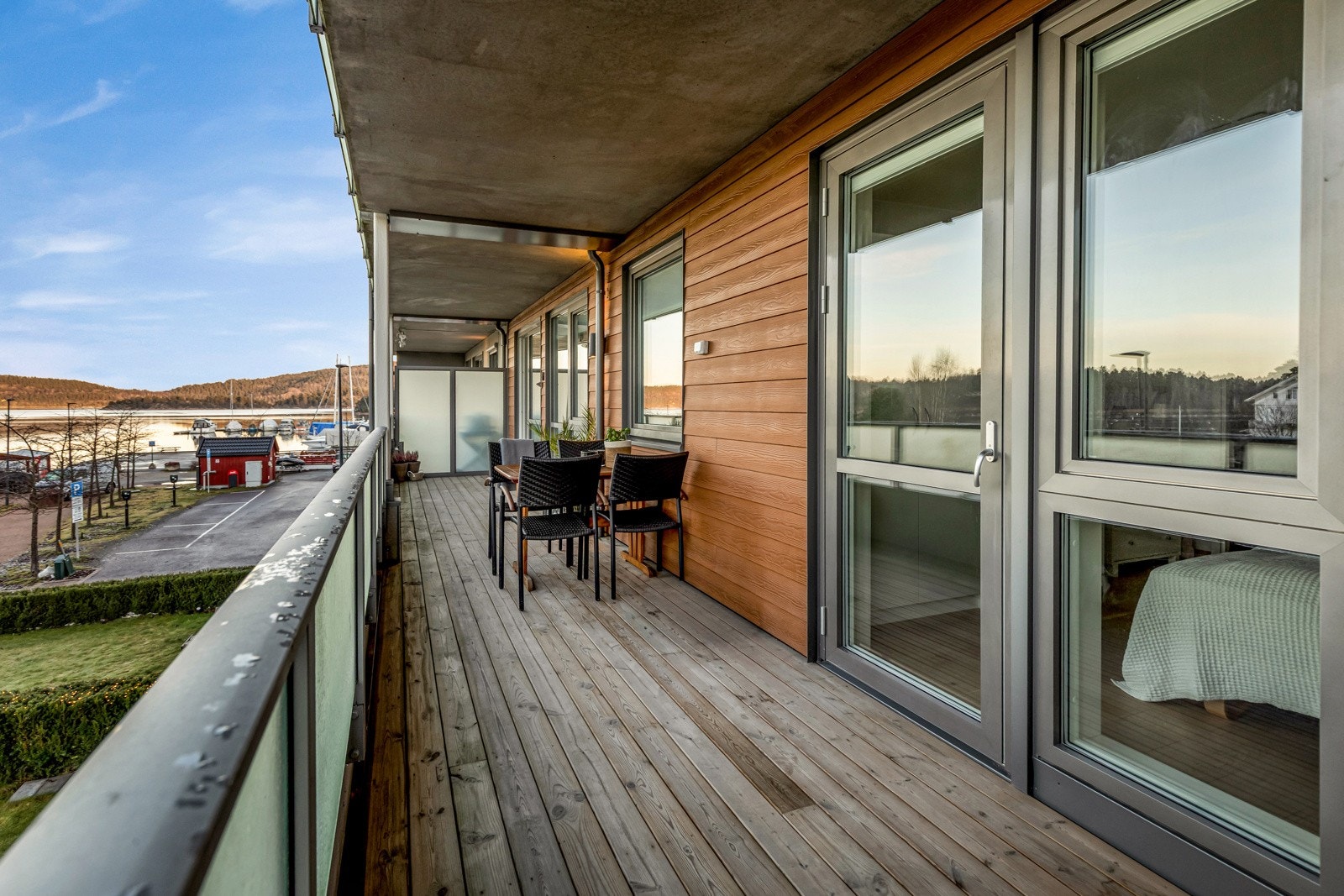 Balkongen fungerer som en forlengelse av stuen på sommerstid. Galleribilde