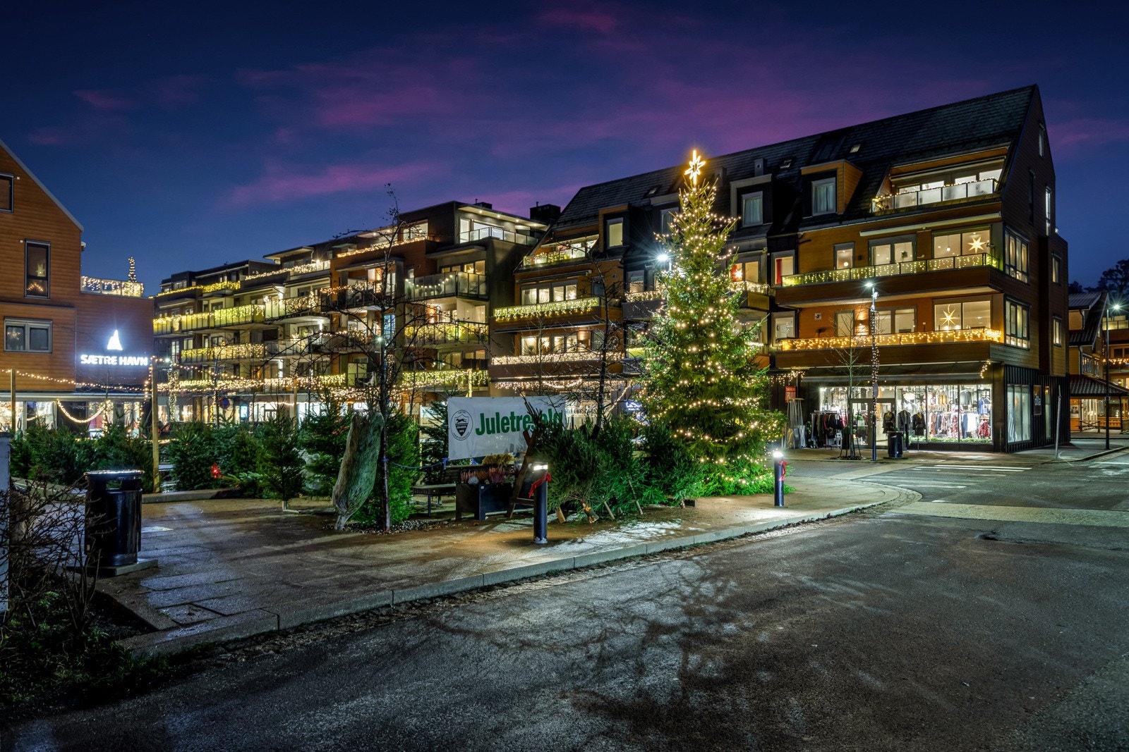 Sætre sentrum med blant annet vinmonopol, matbutikker, blomsterbutikk, interiørbutikk, frisør og apotek. Galleribilde