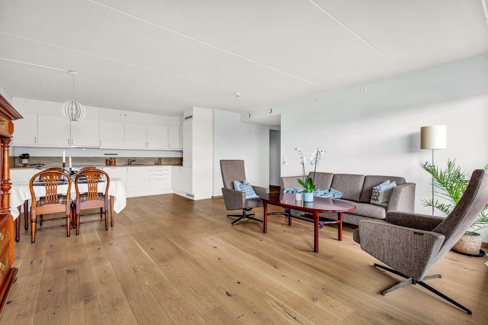 Stuen har en åpen løsning mot kjøkkenet, hvor spisestuen fungerer som et naturlig skille. Galleribilde