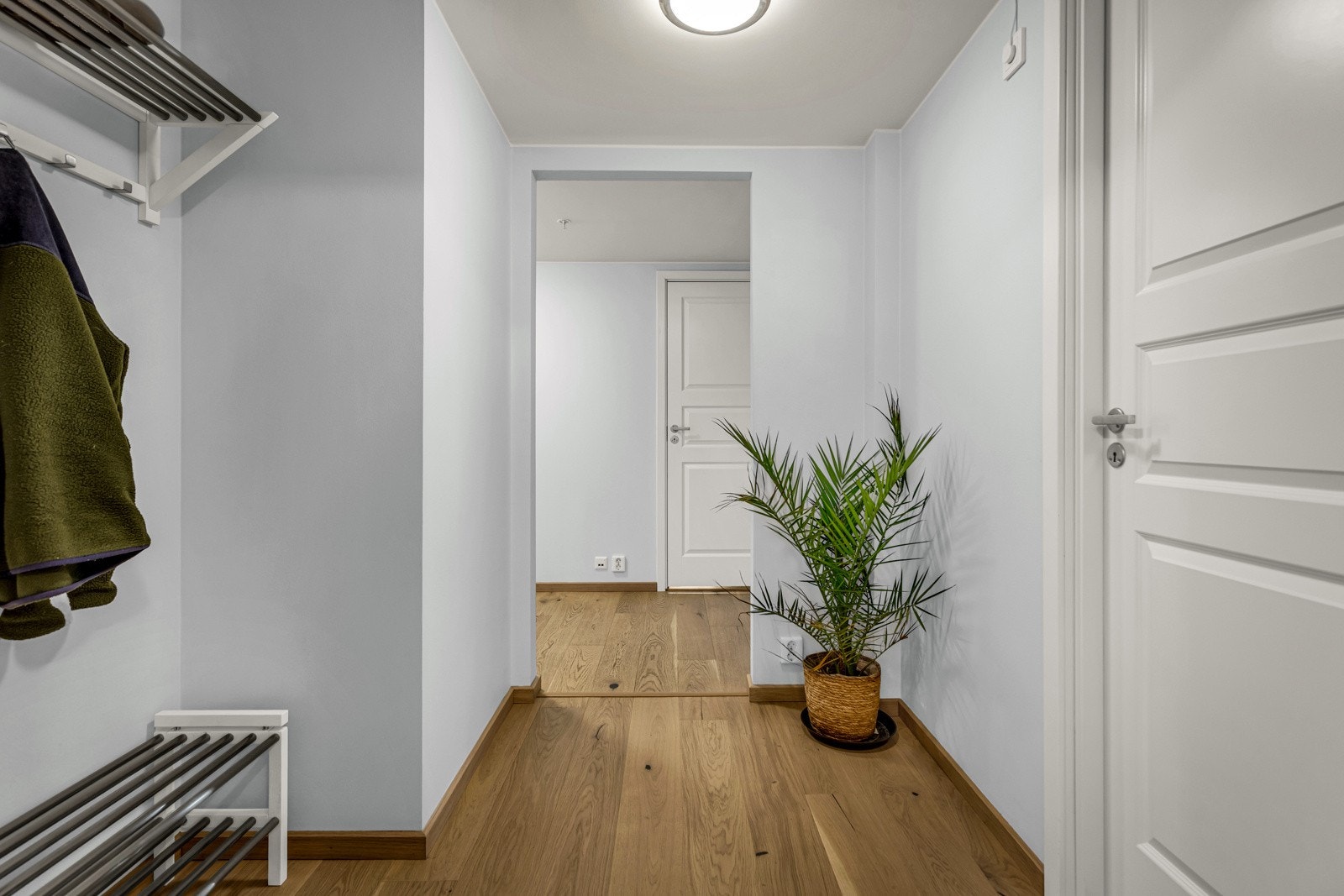 Entrè/gang med plass til å henge fra seg yttertøy og sko. Galleribilde