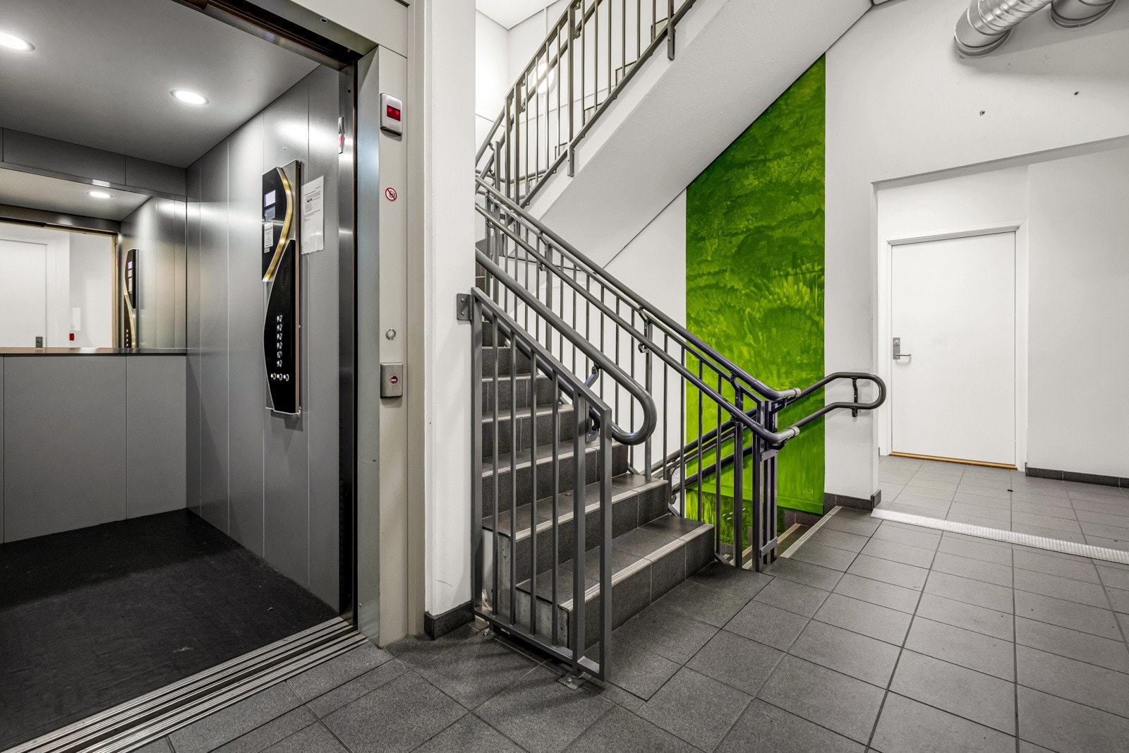 Det er kort avstand fra heis både til leiligheten og garasjeplassen. Galleribilde