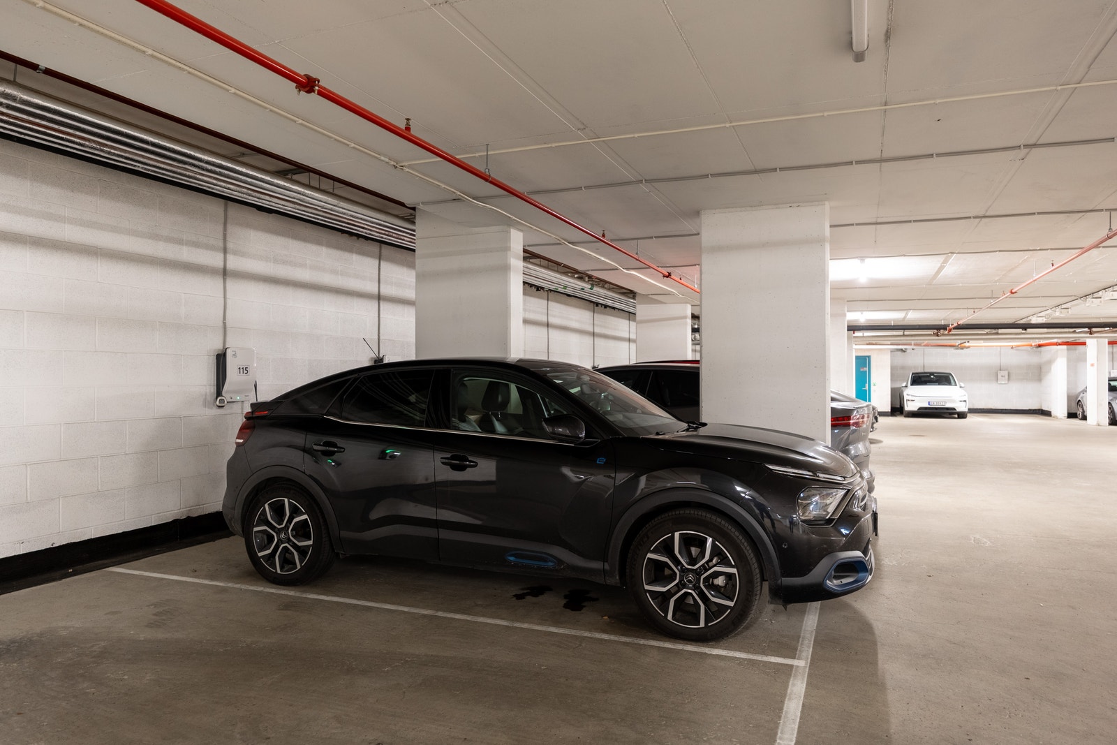 Romslig garasjeplass med el-billader - leies ekstra for 1500,-/mnd Galleribilde