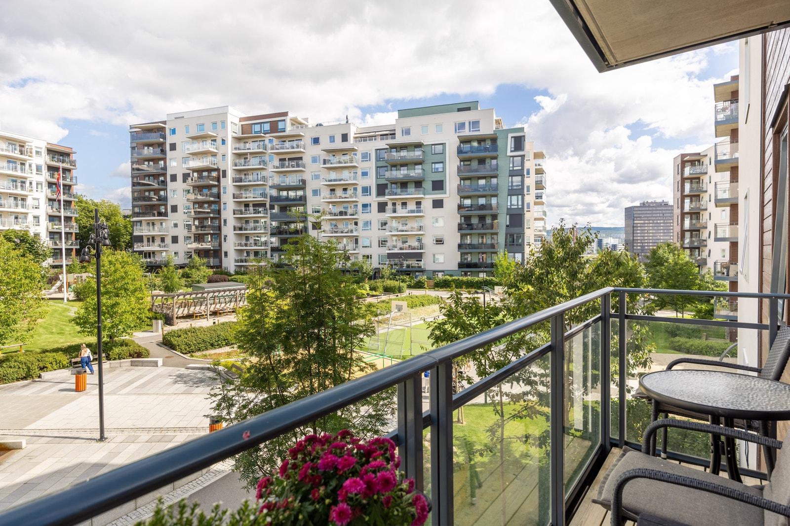 Barnevennlig uteområde med fotballbane, basketballkurv, klatrevegg, flerbrukshall og park rett utenfor døra. Galleribilde