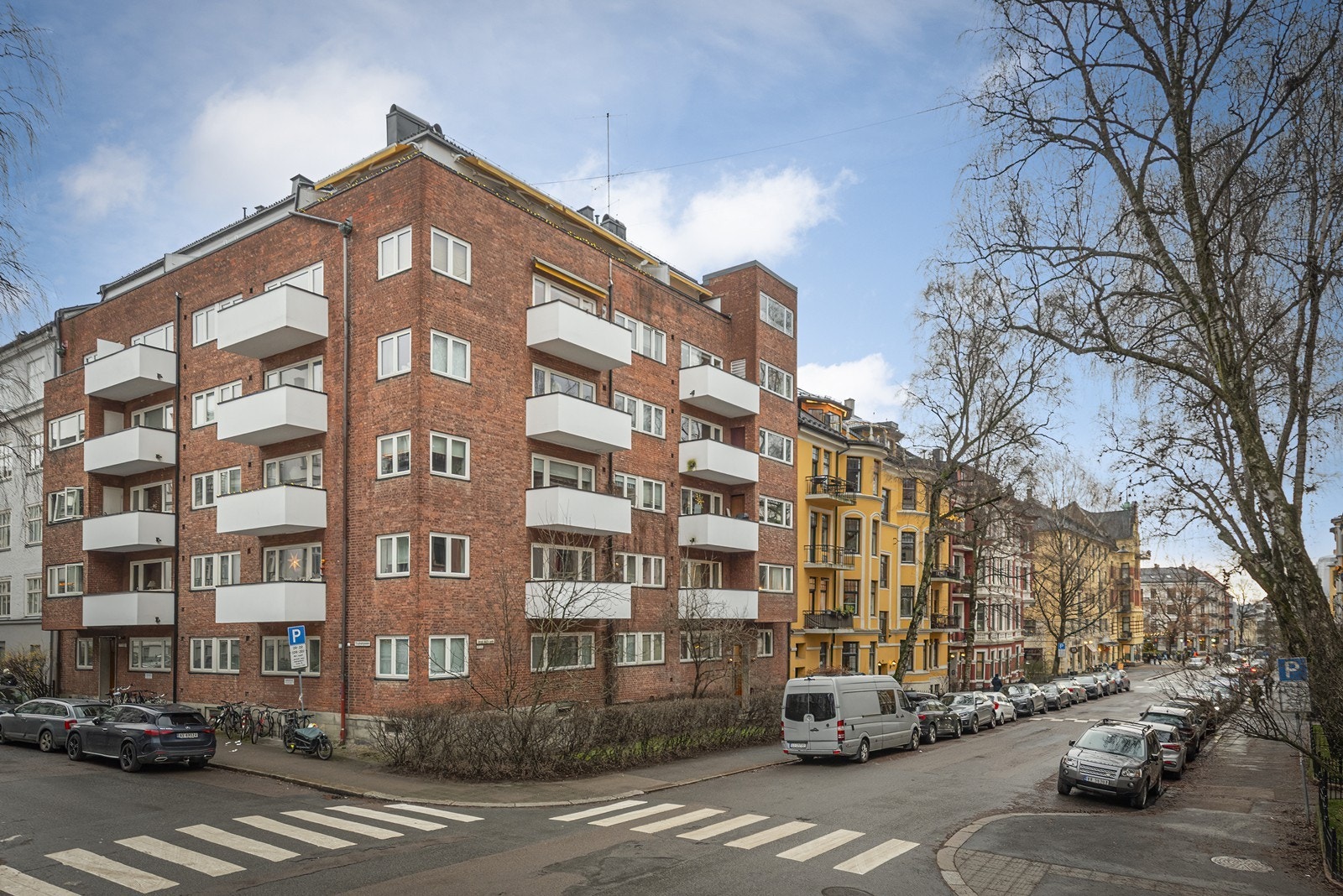 Fasade. Beboerparkering rett utenfor bygården Galleribilde