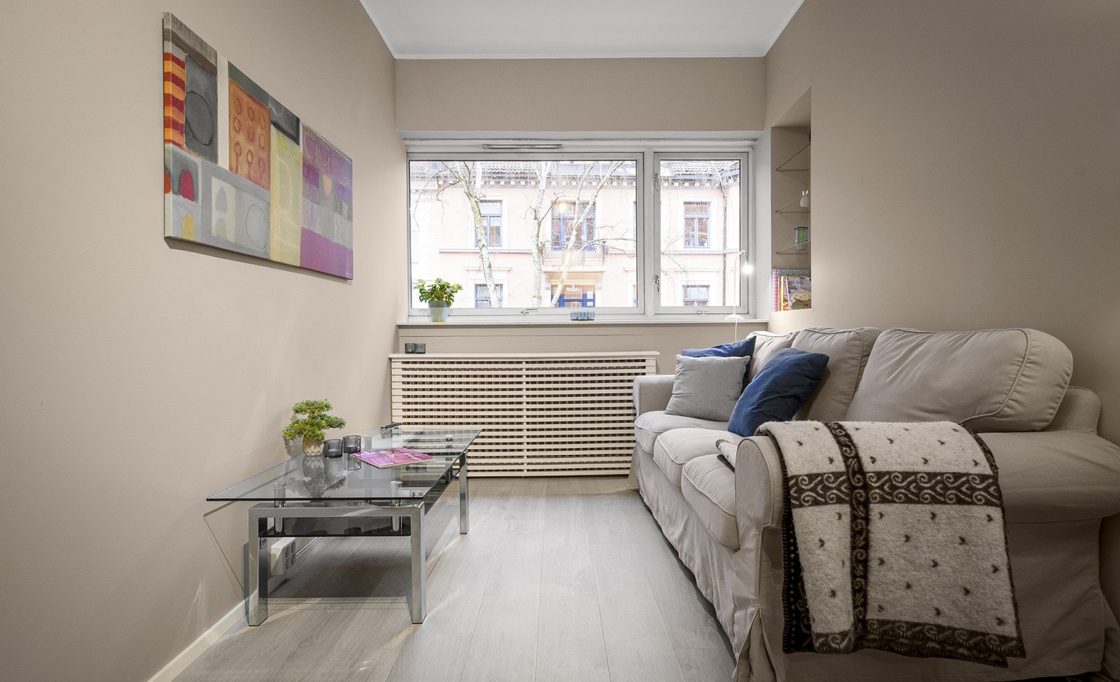 Arealeffektiv åpen stue- og kjøkkenløsning med store vindusflater. Rommet har god plass til både spisebord, sofa, sofabord og øvrig møblement Galleribilde