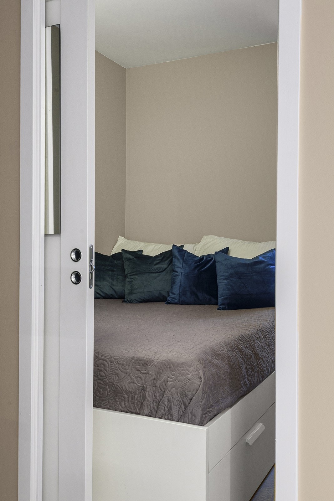 Plassbesparende skyvedør inn til soverommet Galleribilde