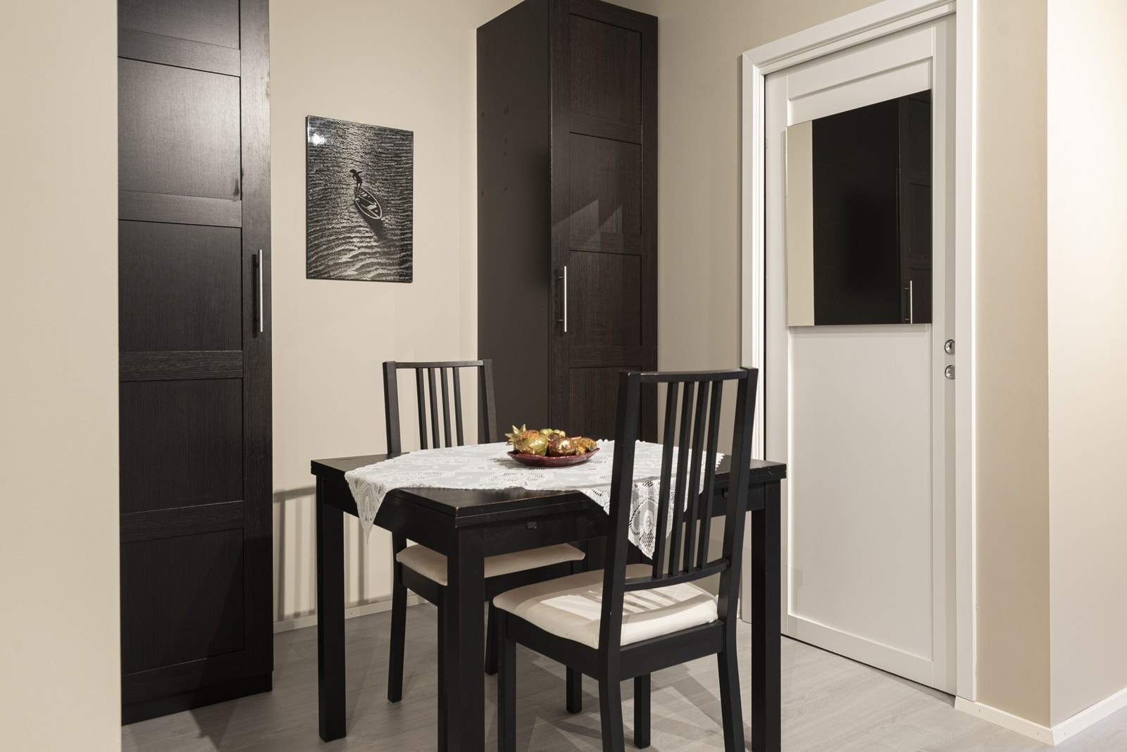 God plass til oppbevaring i praktisk garderobeskap Galleribilde