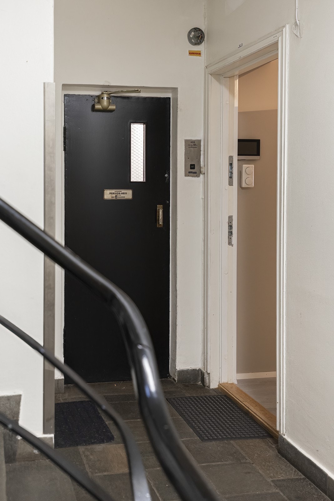 Heis opp til etasjeplan. Det er montert dørcalling Galleribilde