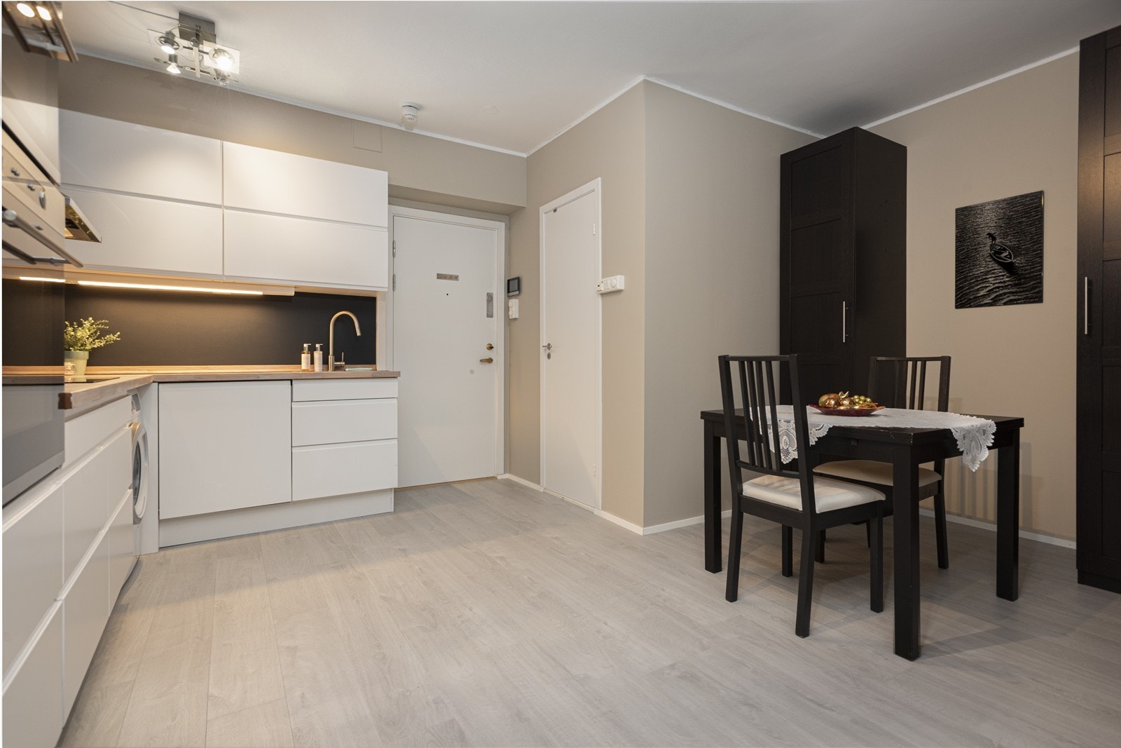 I tilknytning til stue og kjøkken er det naturlig plass til spisebord og oppbevaringsløsninger Galleribilde