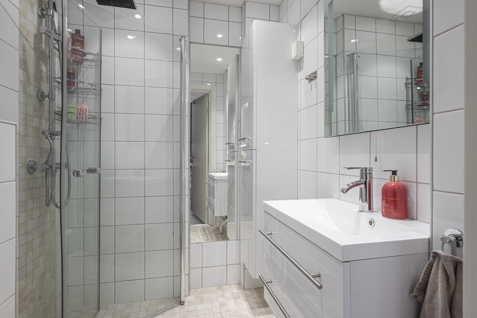 Gulv og vegger er belagt med fliser, og himlingen er malt Galleribilde