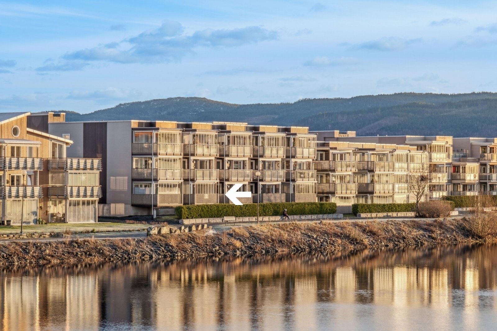 Leiligheten har en god beliggenhet på rekka, i forhøyet 1. etasje. Galleribilde