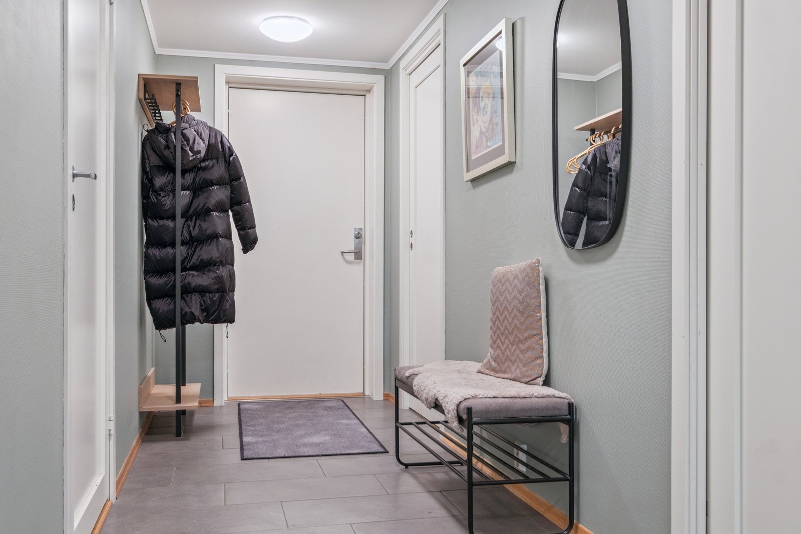 Romslig, flislagt gang med gulvvarme. Galleribilde