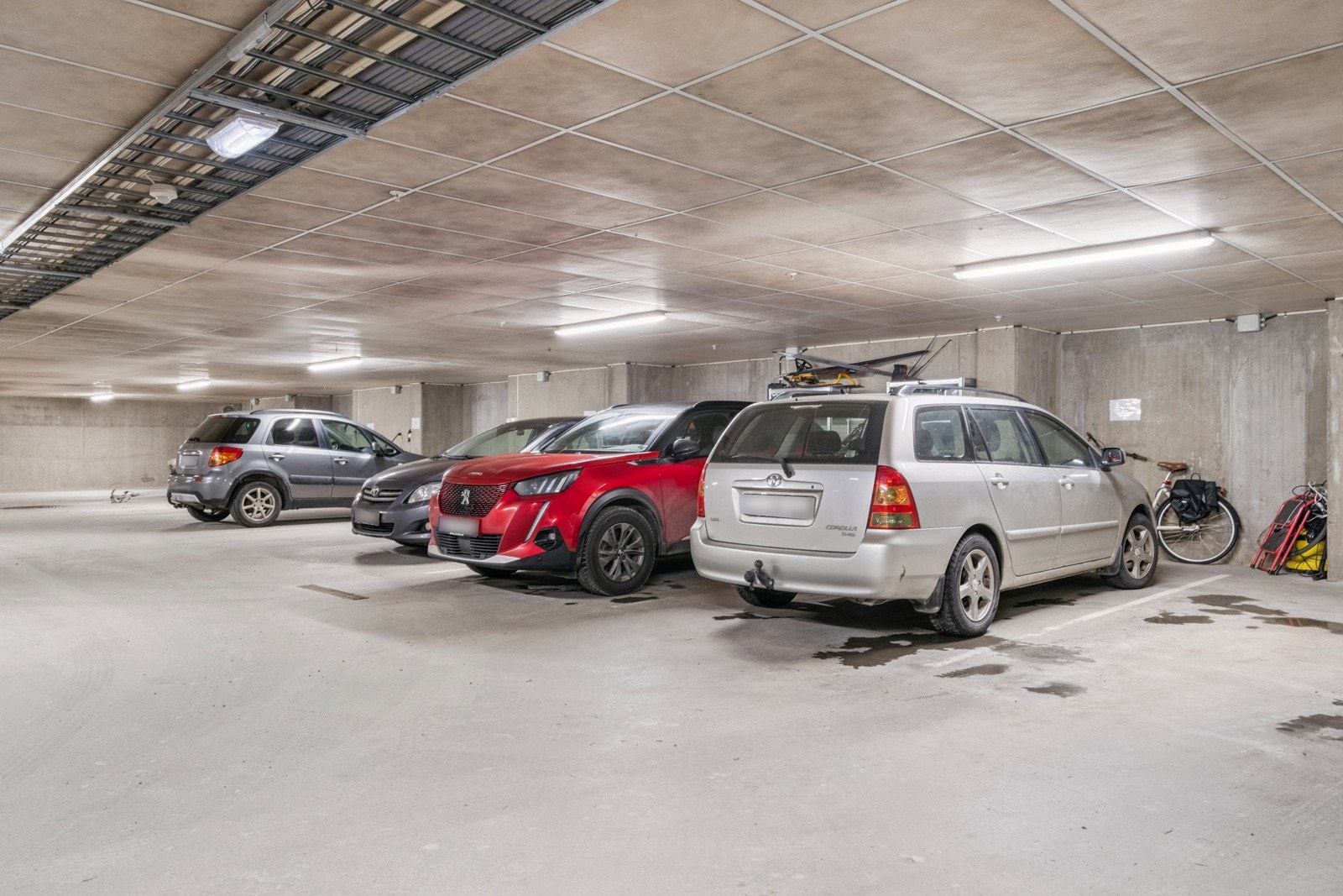 Egen p-plass i oppvarmet parkeringskjeller, samt utvendig sportsbod på bakkeplan medfølger leiligheten. Galleribilde