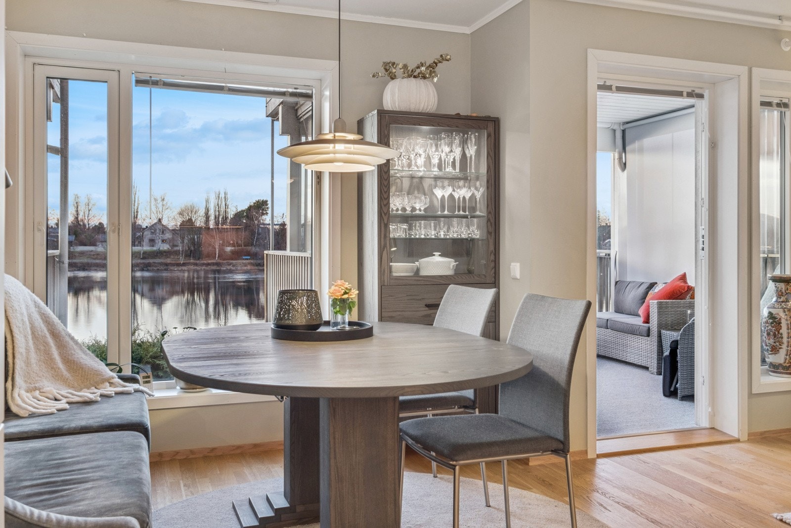 God plass til romslig spisebord ved vinduet på kjøkkenet. Galleribilde