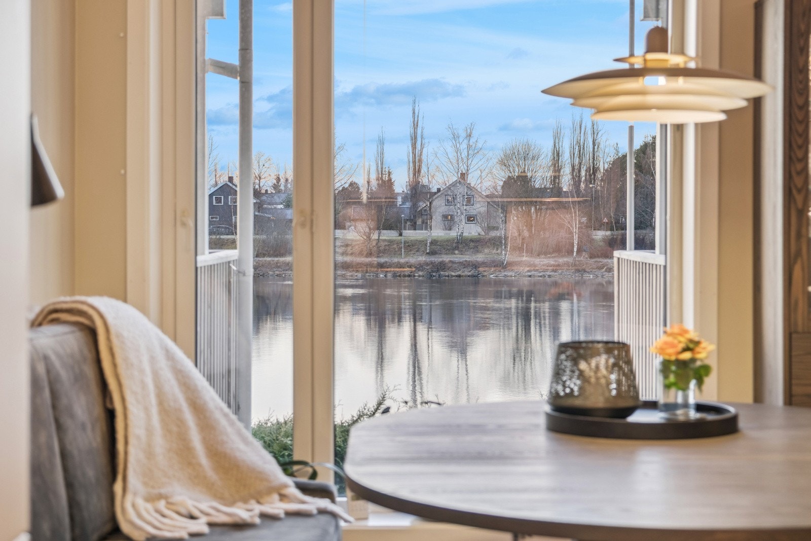 Velkommen til Fløytarvegen 15D: nydelig 3-roms leilighet med fenomenal beliggenhet langs elva. Galleribilde