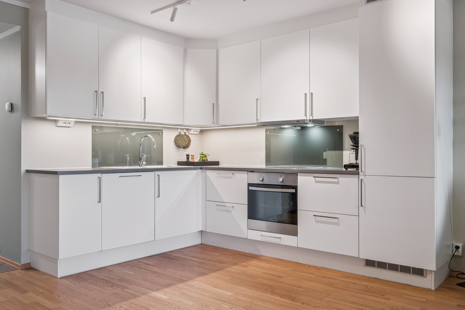 Flott kjøkken med integrerte hvitevarer. Galleribilde
