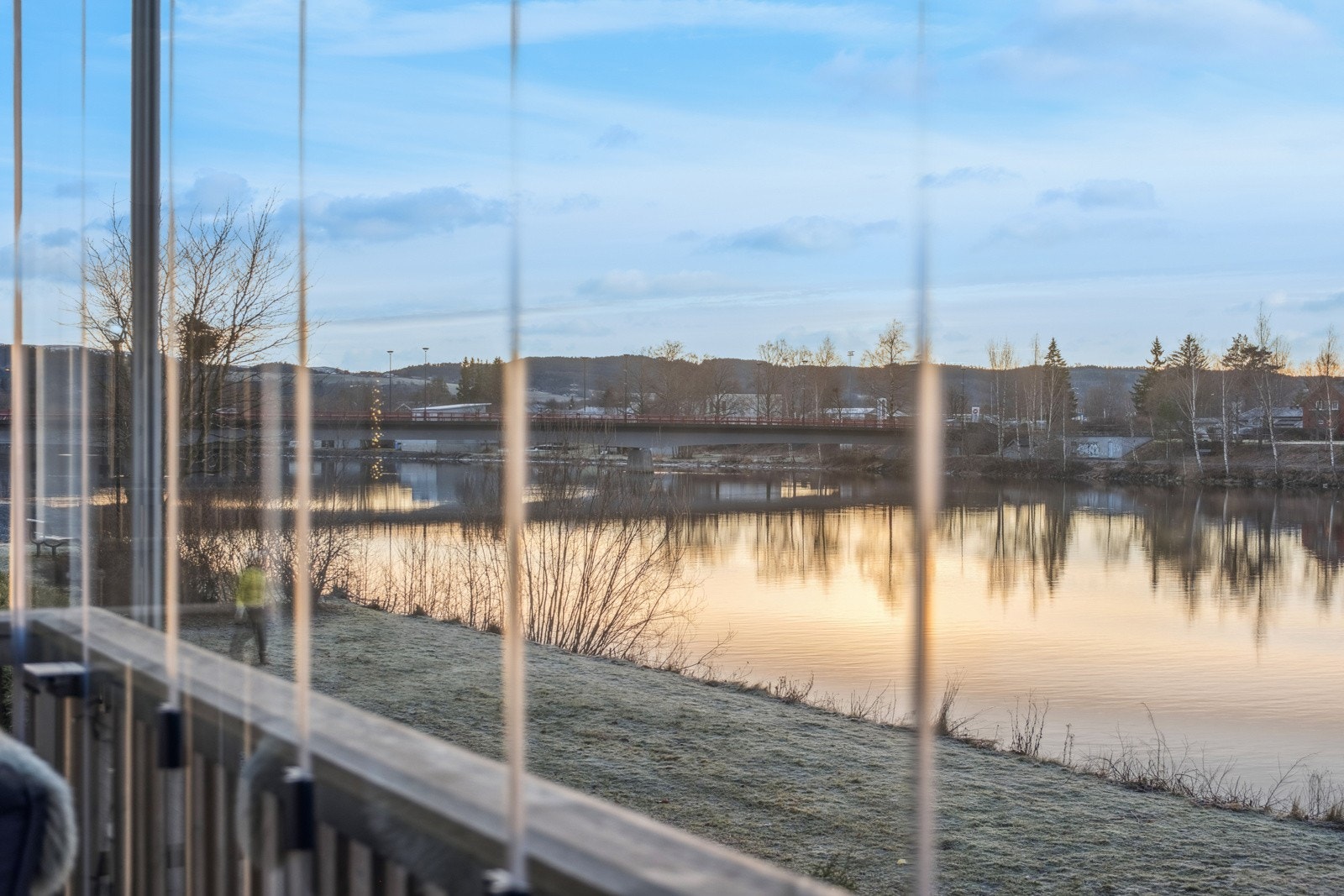 Innglasset balkong på 12m² fungerer som en forlengelse av stuen og har en høy bruksverdi året rundt. Galleribilde