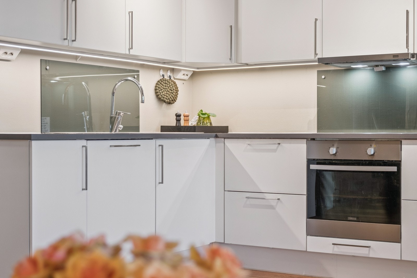 Ny benkeplate, vask og armatur vil bli montert på kjøkkenet før overlevering. Galleribilde