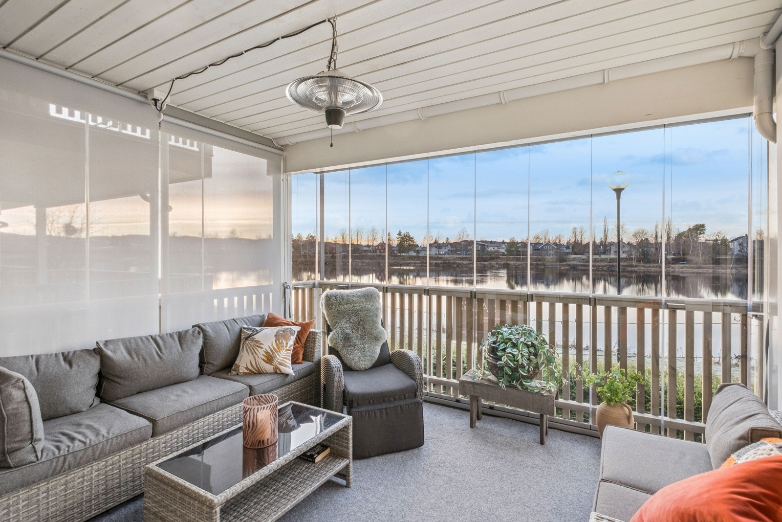 Upåklagelig utsikt over Verdalselva. Vestvendt balkong gir utmerkede solforhold. Galleribilde