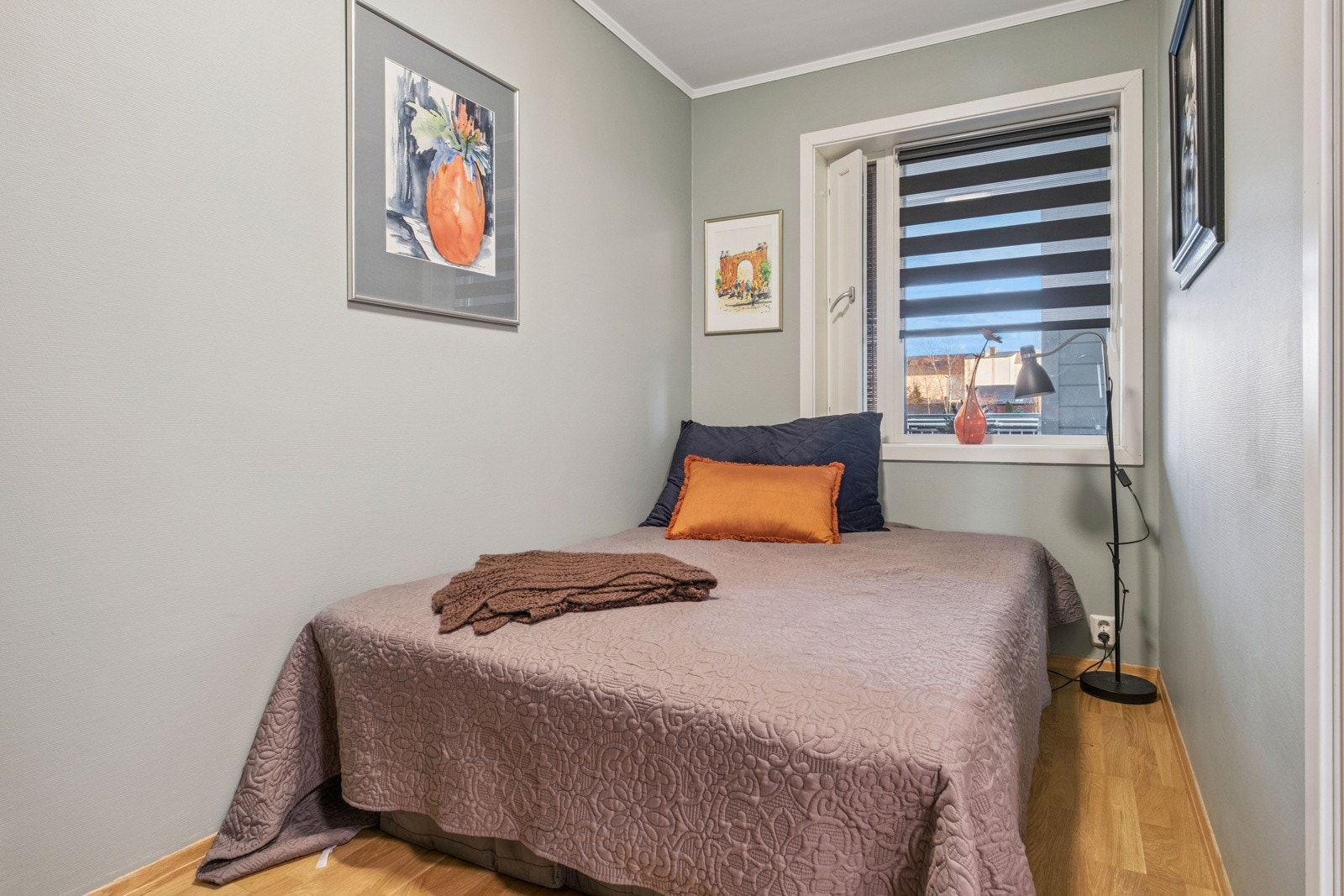 Soveromsvinduene er vendt mot svale omgivelser mot øst (låst svalgang uten adkomst for fremmede). Galleribilde